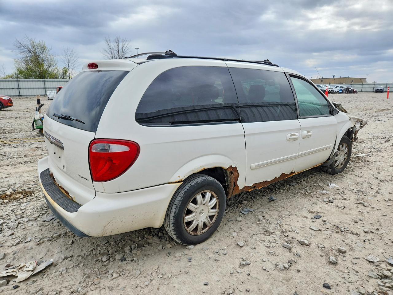 2006 Chrysler Town & Country Touring White vin: 2A8GP54L06R655827