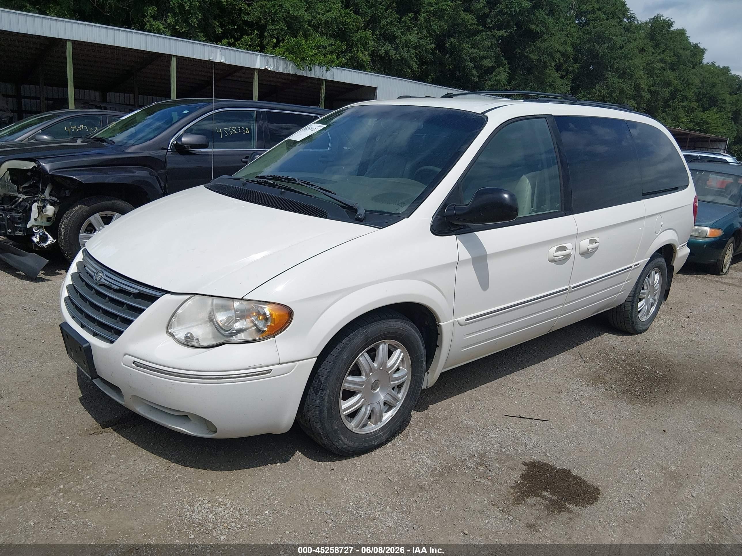 2006 Chrysler Town & Country Touring White vin: 2A8GP54L16R635358