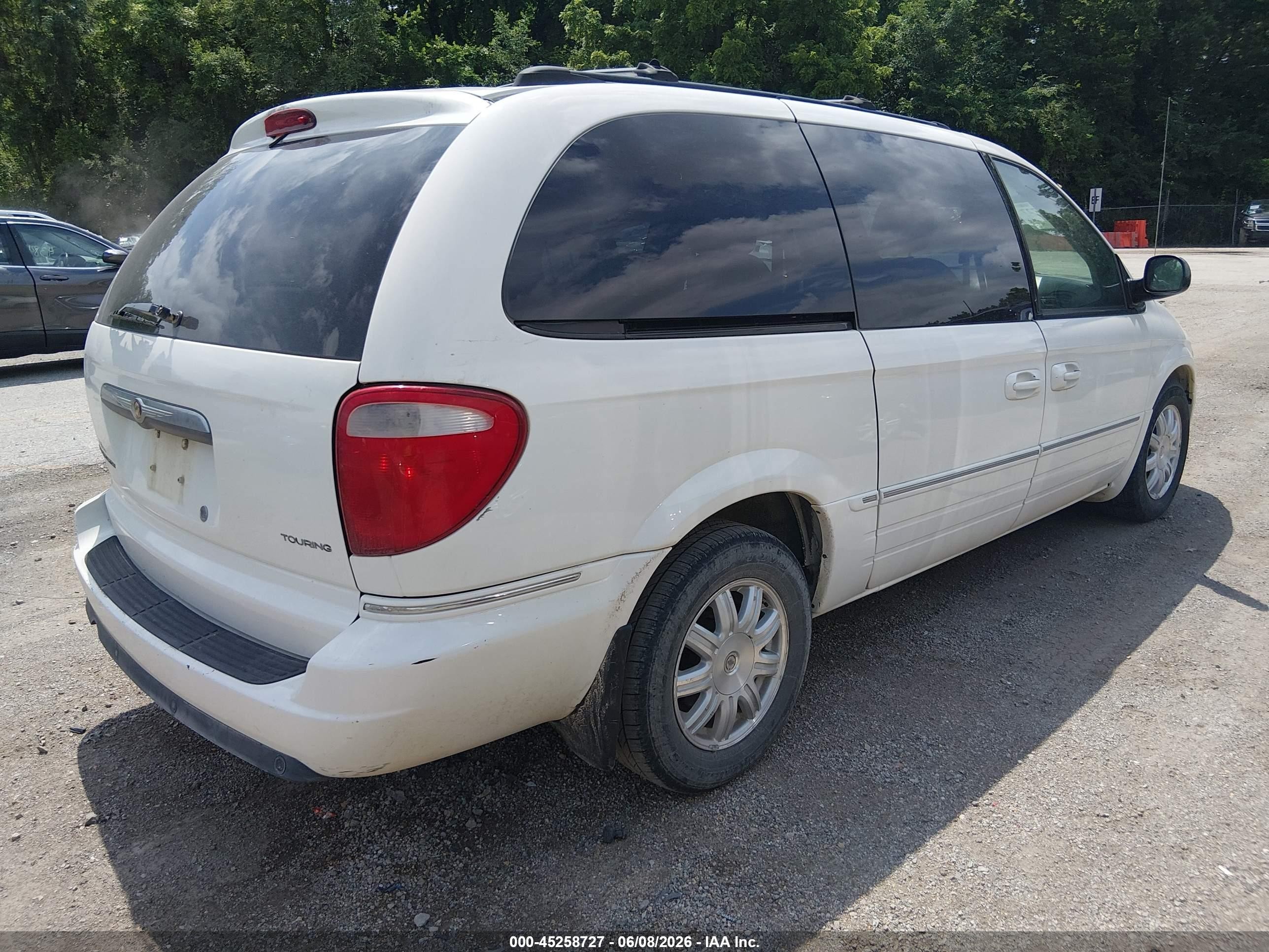 2006 Chrysler Town & Country Touring White vin: 2A8GP54L16R635358