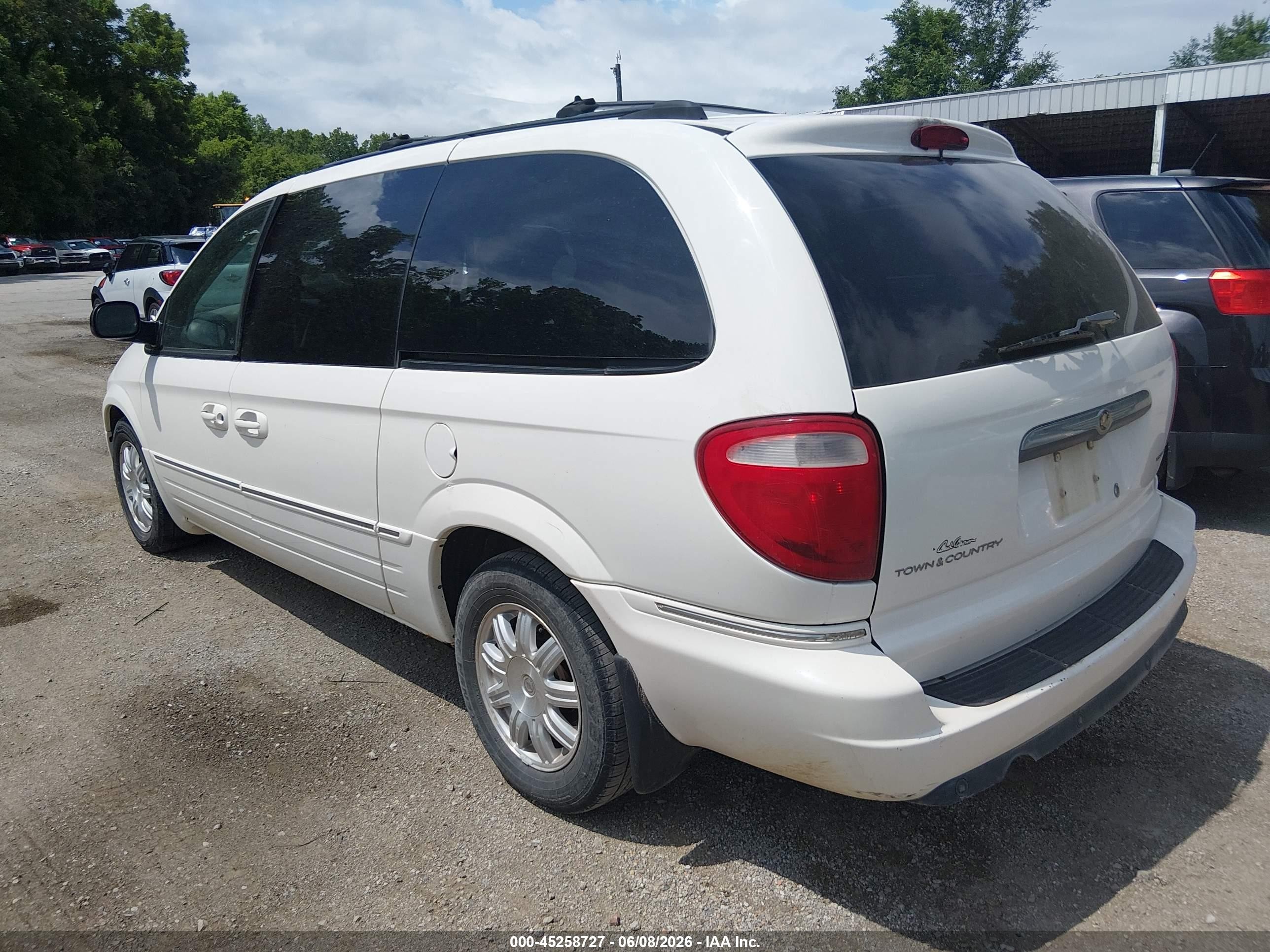 2006 Chrysler Town & Country Touring White vin: 2A8GP54L16R635358