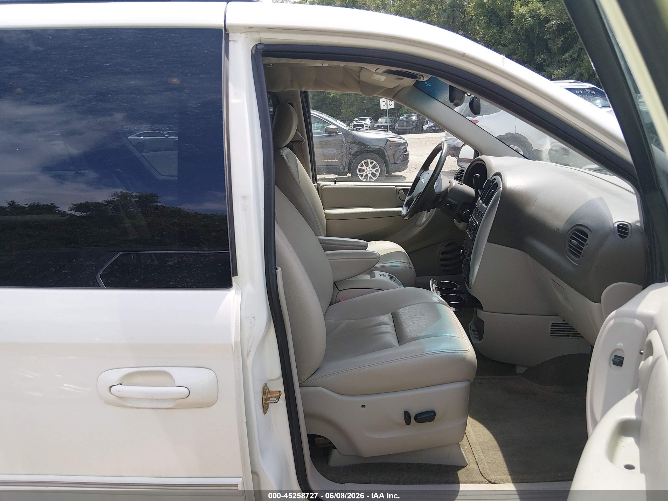 2006 Chrysler Town & Country Touring White vin: 2A8GP54L16R635358