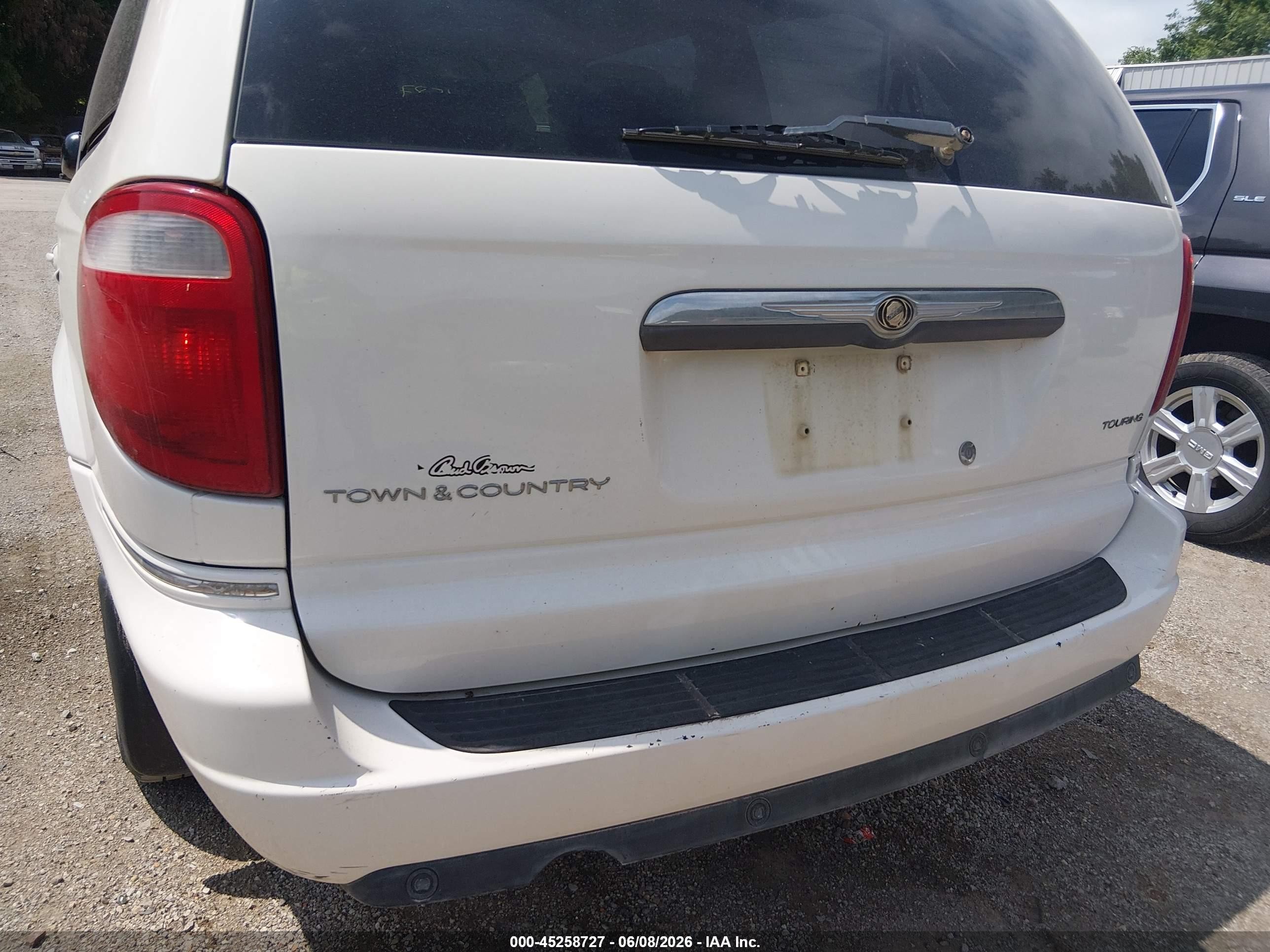 2006 Chrysler Town & Country Touring White vin: 2A8GP54L16R635358