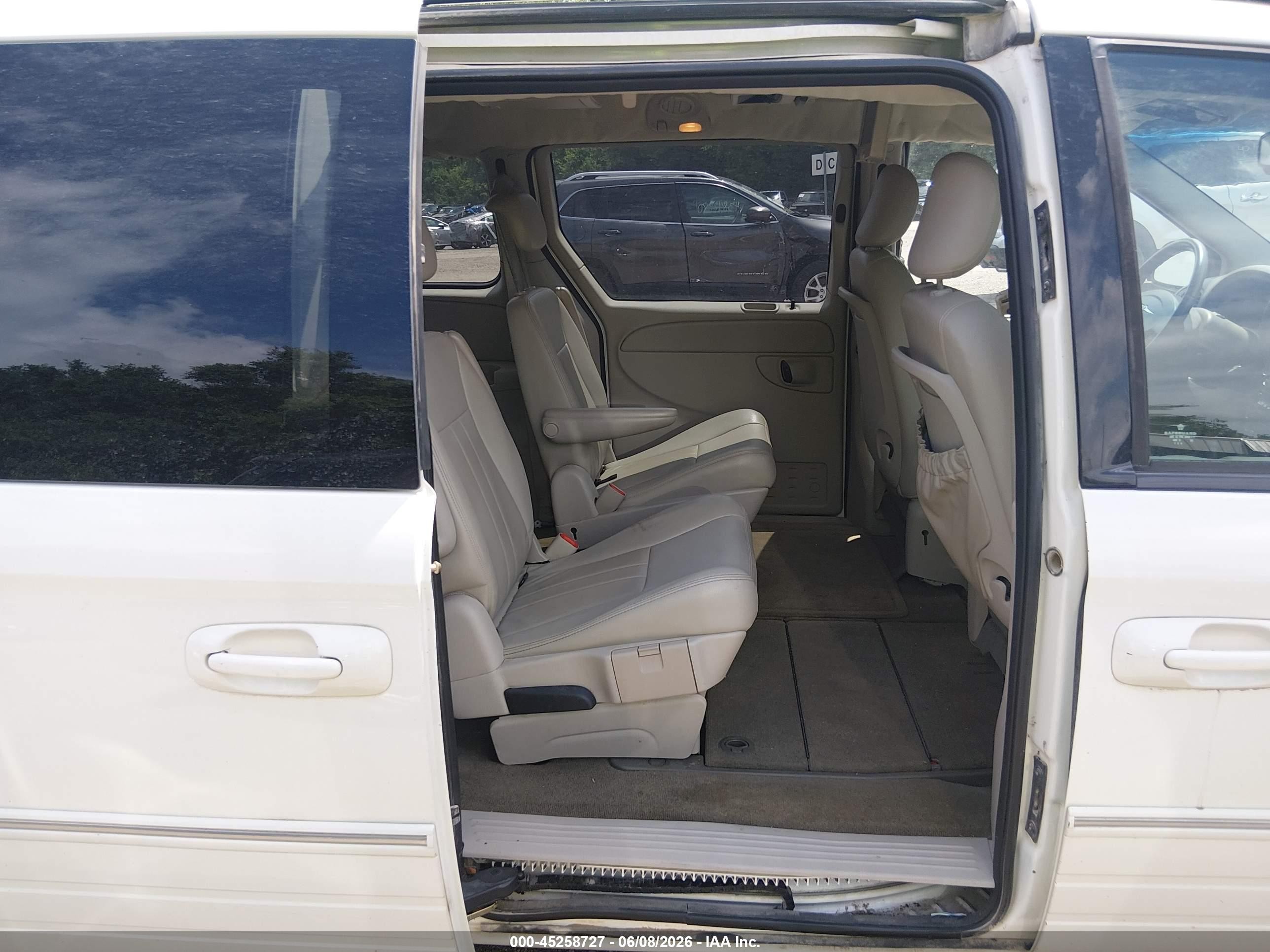 2006 Chrysler Town & Country Touring White vin: 2A8GP54L16R635358