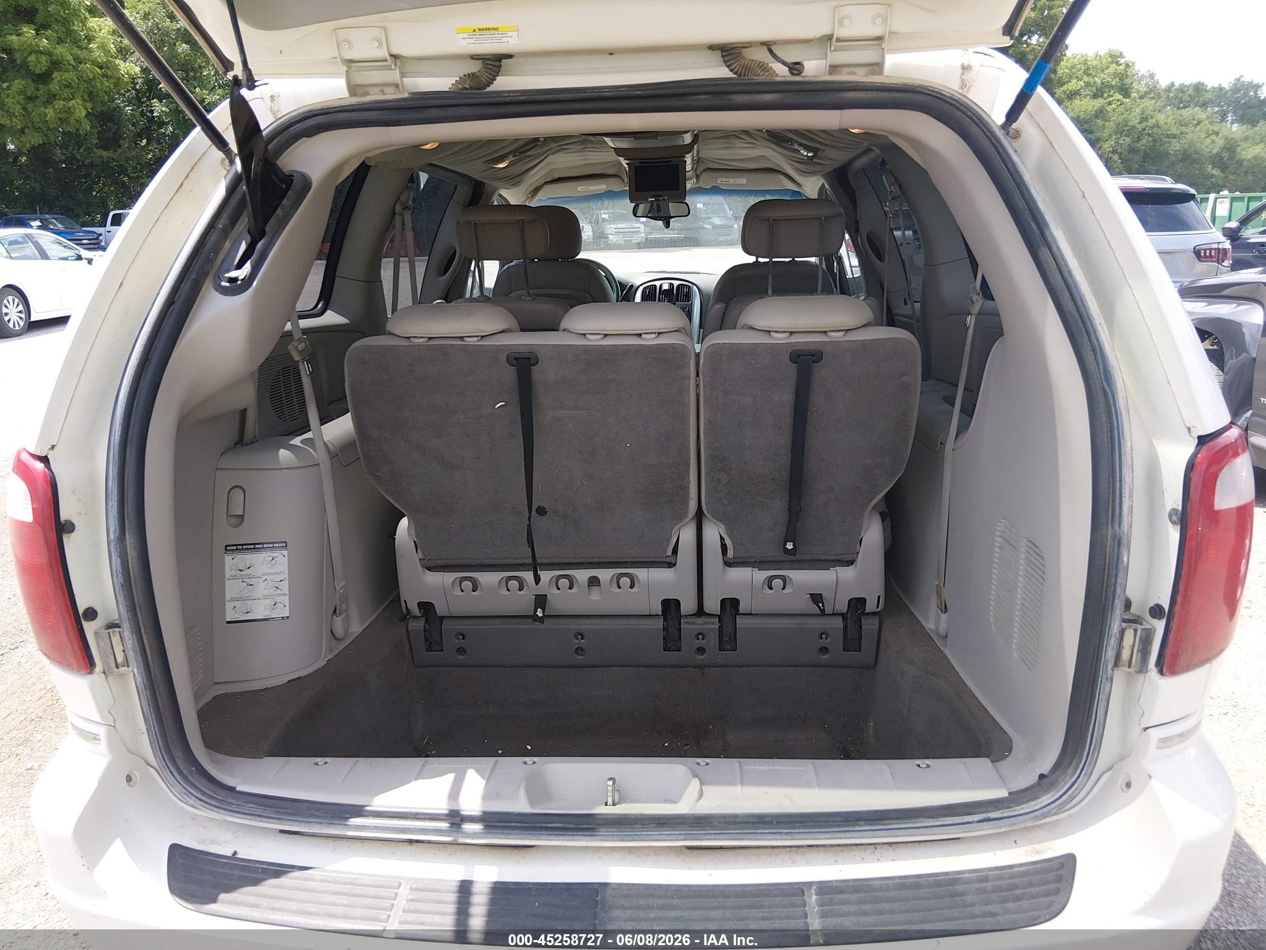 2006 Chrysler Town & Country Touring White vin: 2A8GP54L16R635358