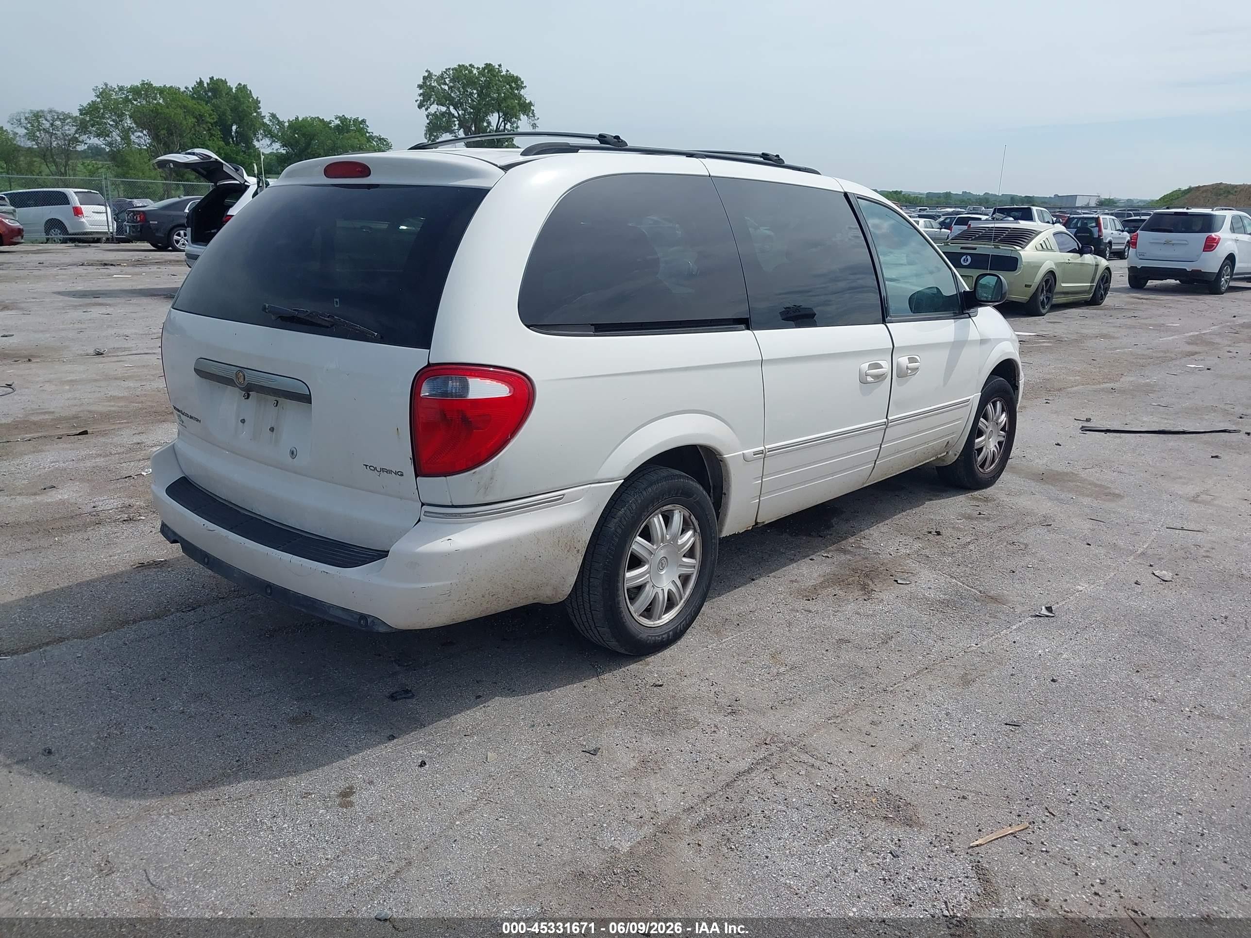 2007 Chrysler Town & Country Touring White vin: 2A8GP54L17R108034