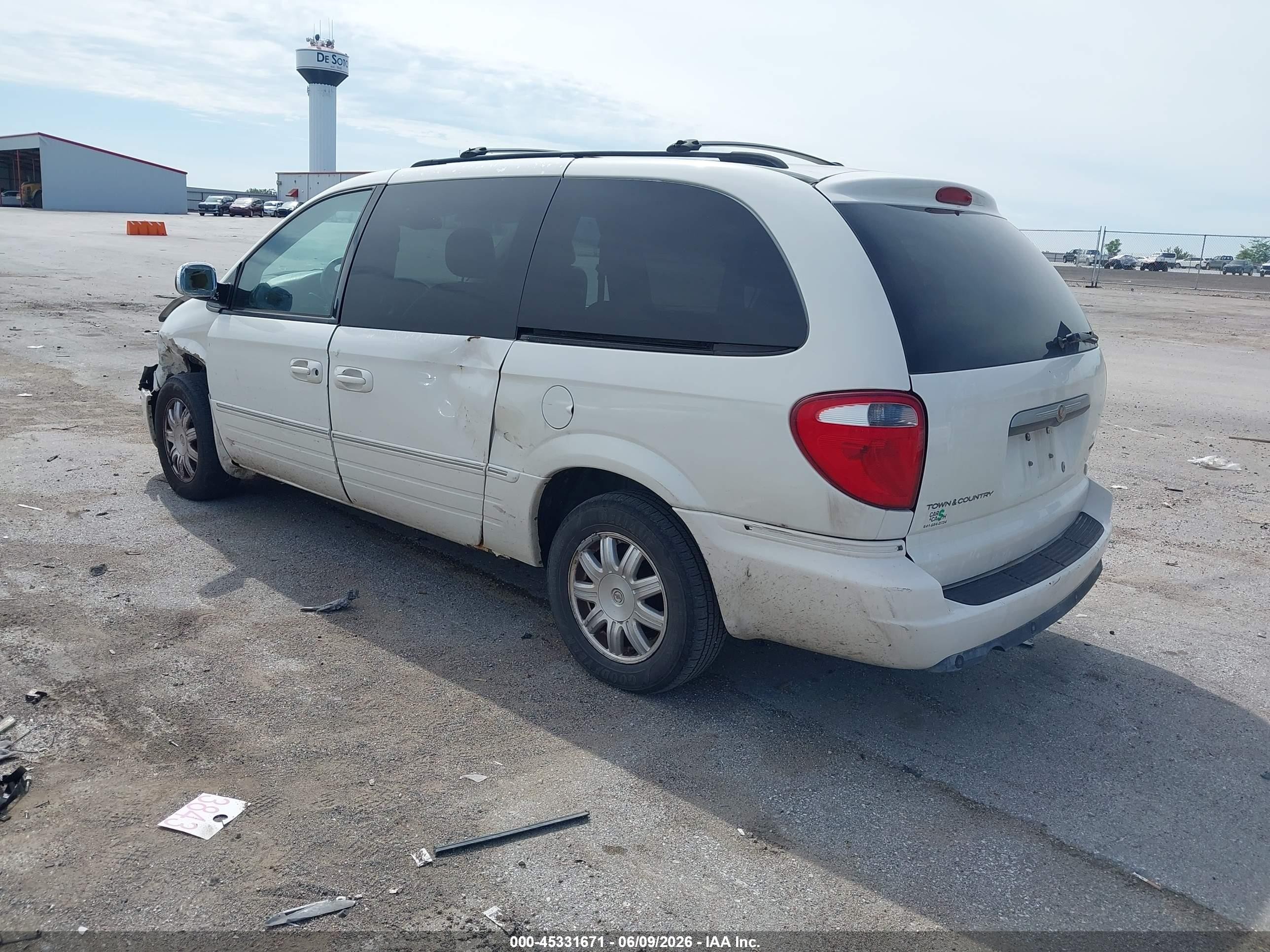 2007 Chrysler Town & Country Touring White vin: 2A8GP54L17R108034