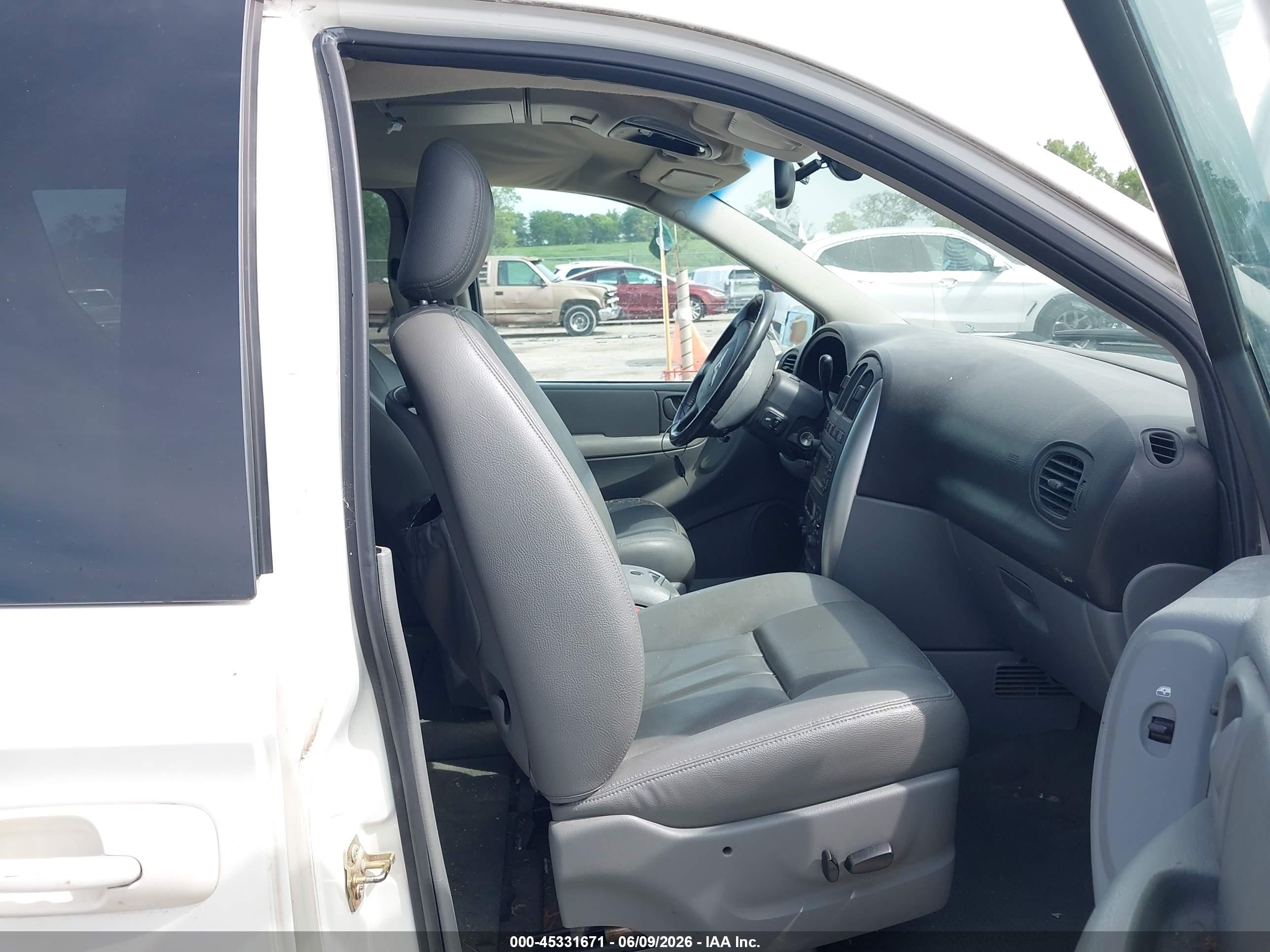 2007 Chrysler Town & Country Touring White vin: 2A8GP54L17R108034
