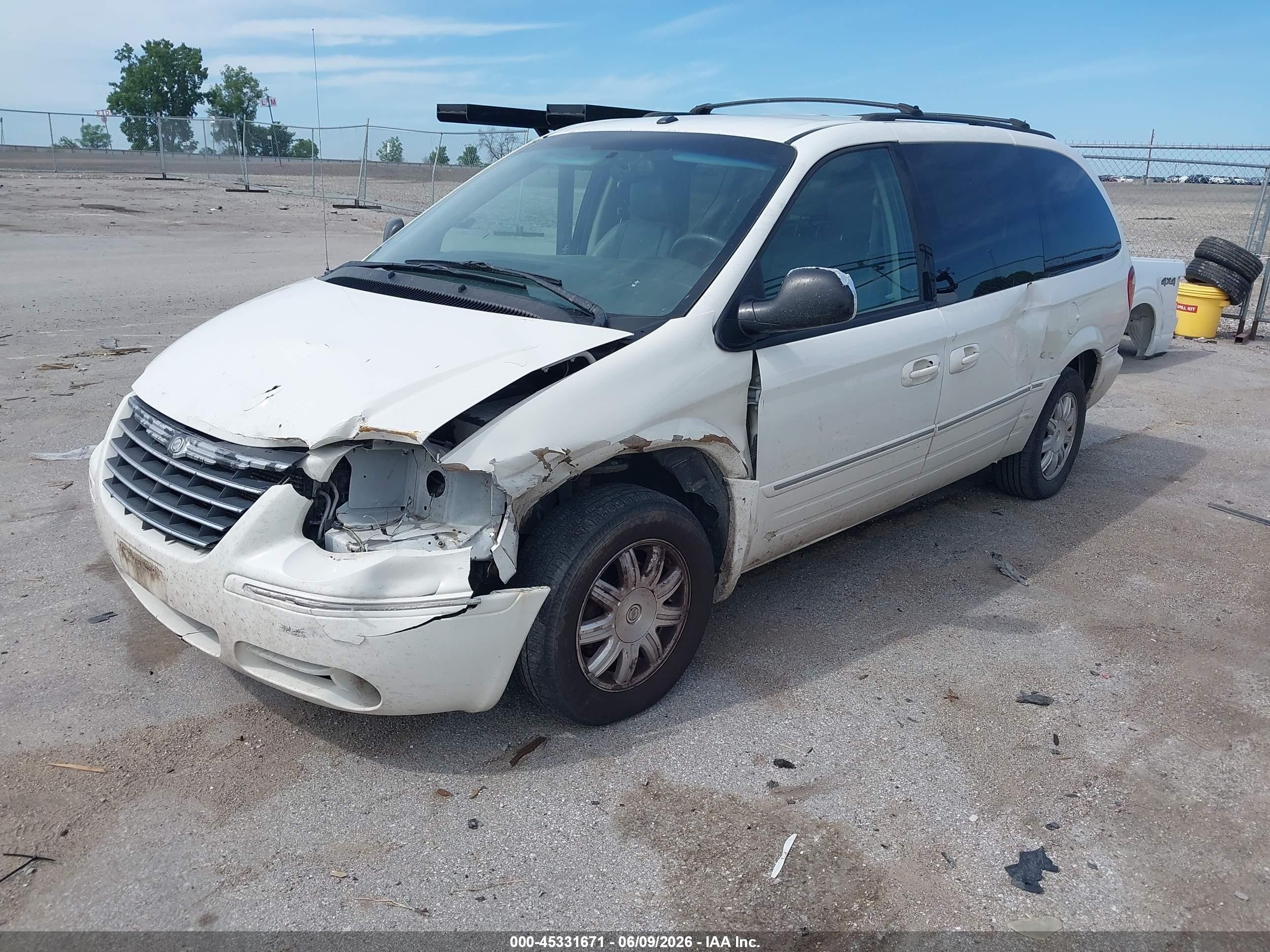 2007 Chrysler Town & Country Touring White vin: 2A8GP54L17R108034