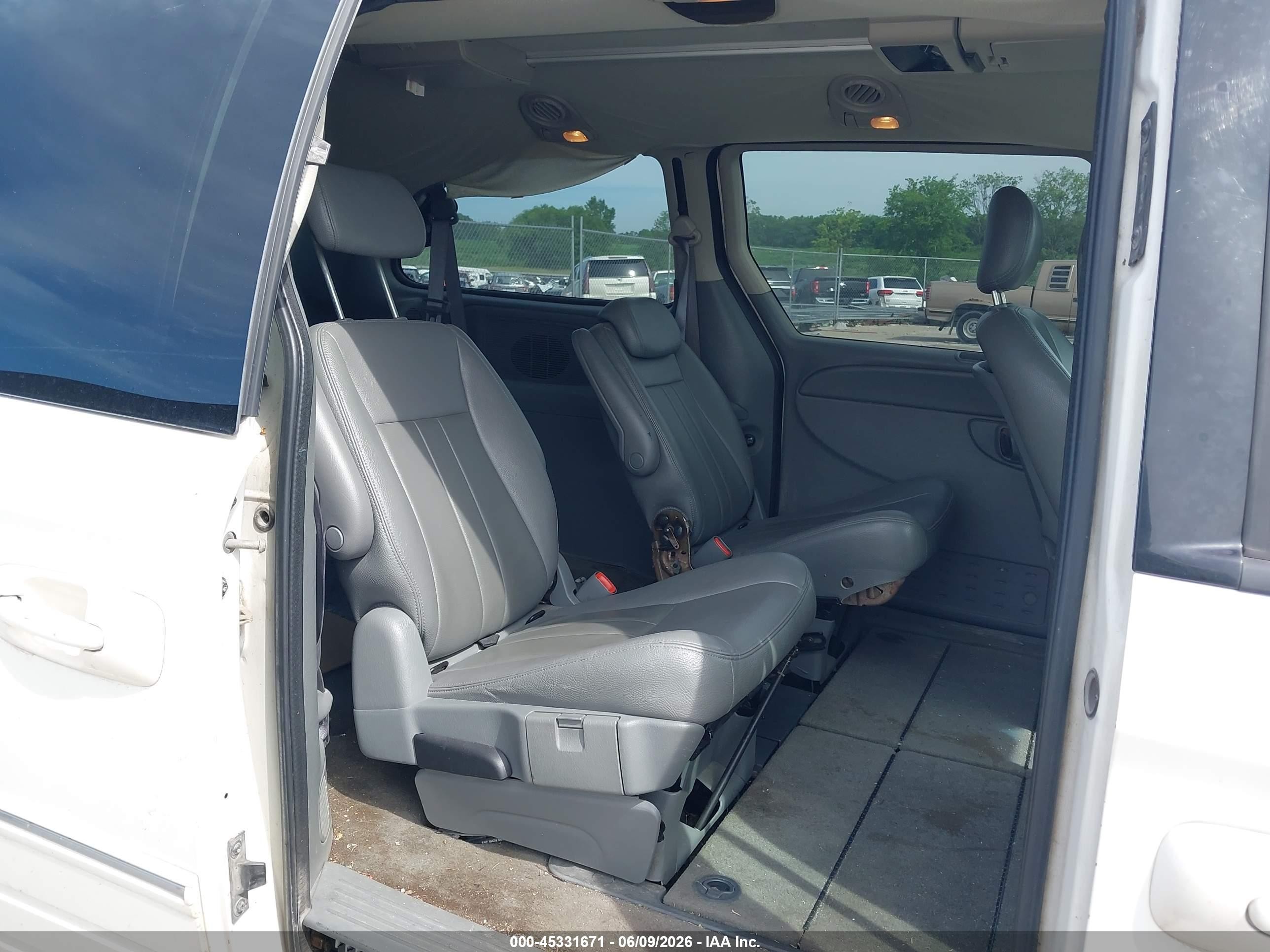 2007 Chrysler Town & Country Touring White vin: 2A8GP54L17R108034
