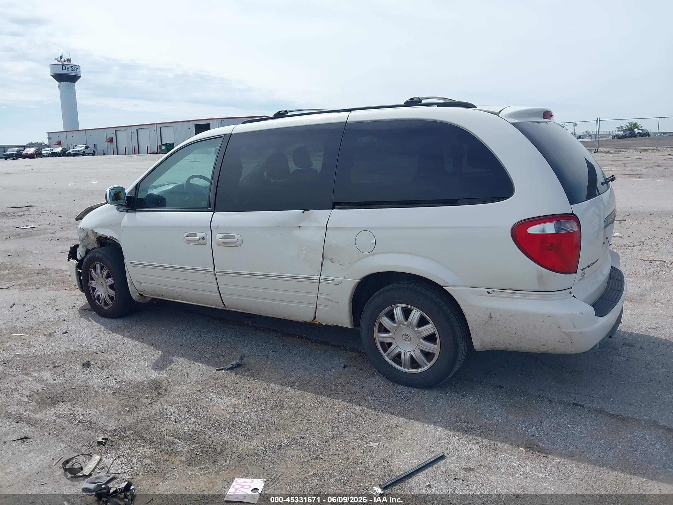 2007 Chrysler Town & Country Touring White vin: 2A8GP54L17R108034