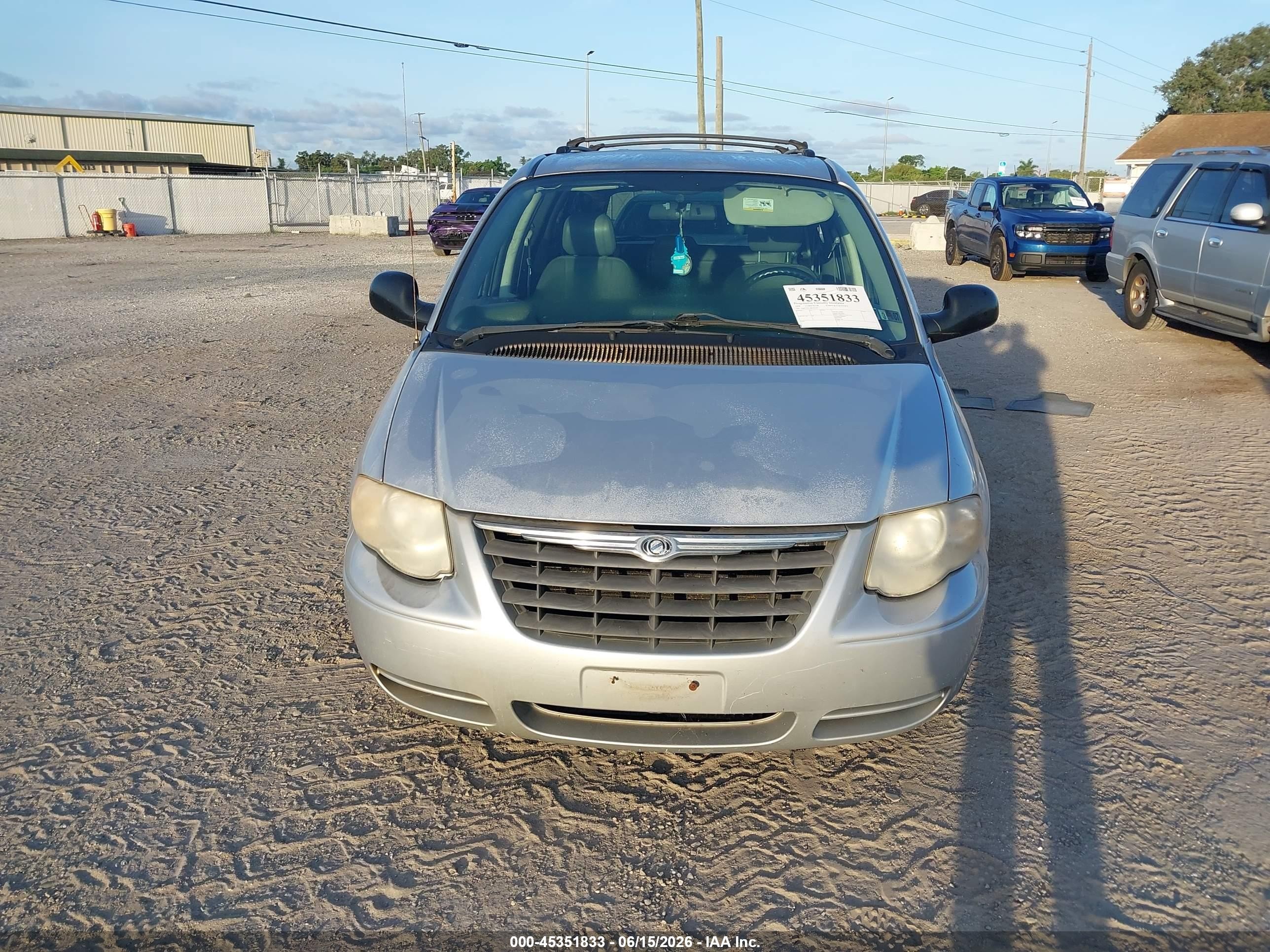 2006 Chrysler Town & Country Touring Silver vin: 2A8GP54L26R783695