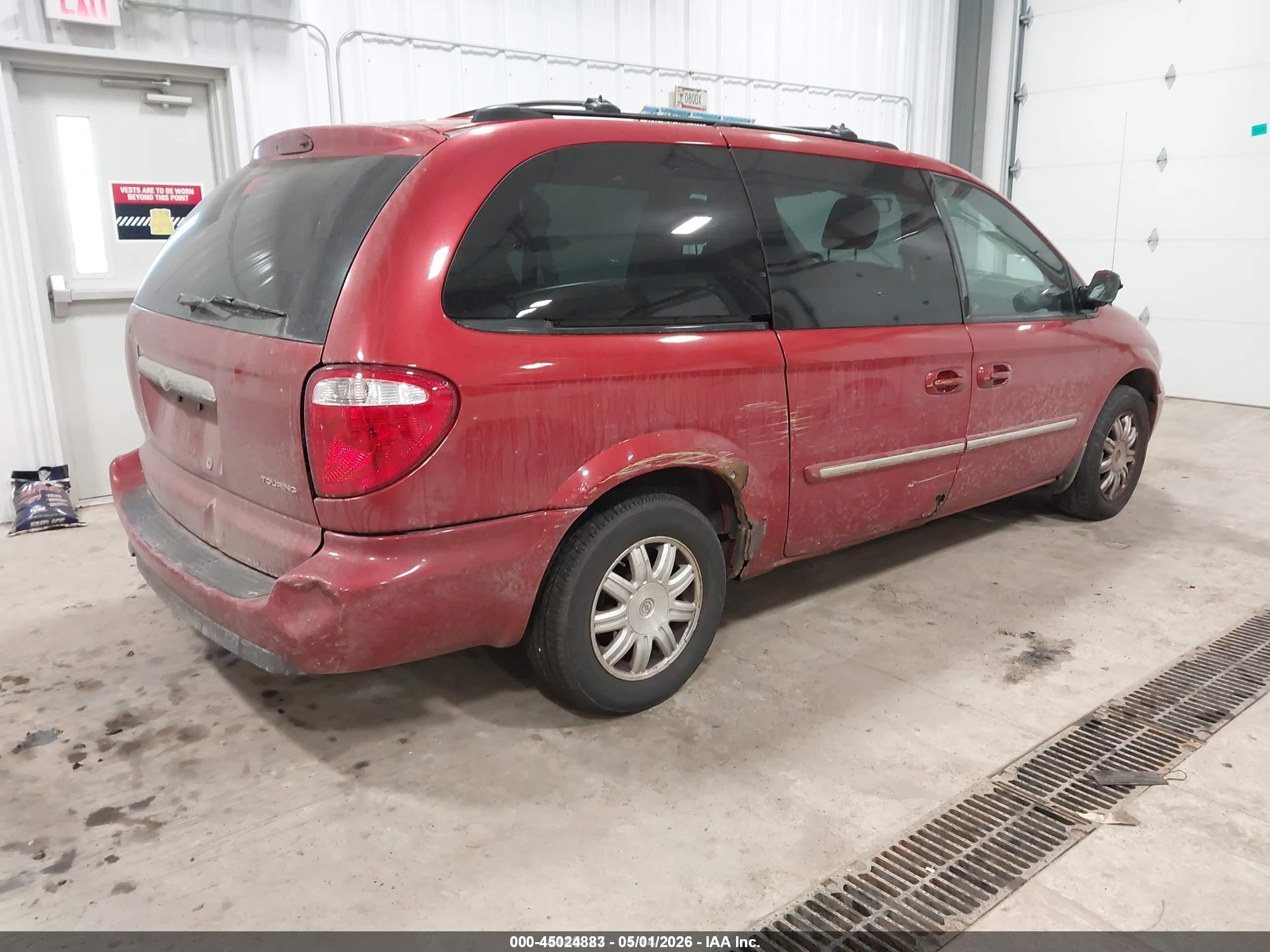 2006 Chrysler Town & Country Touring Red vin: 2A8GP54L56R648114