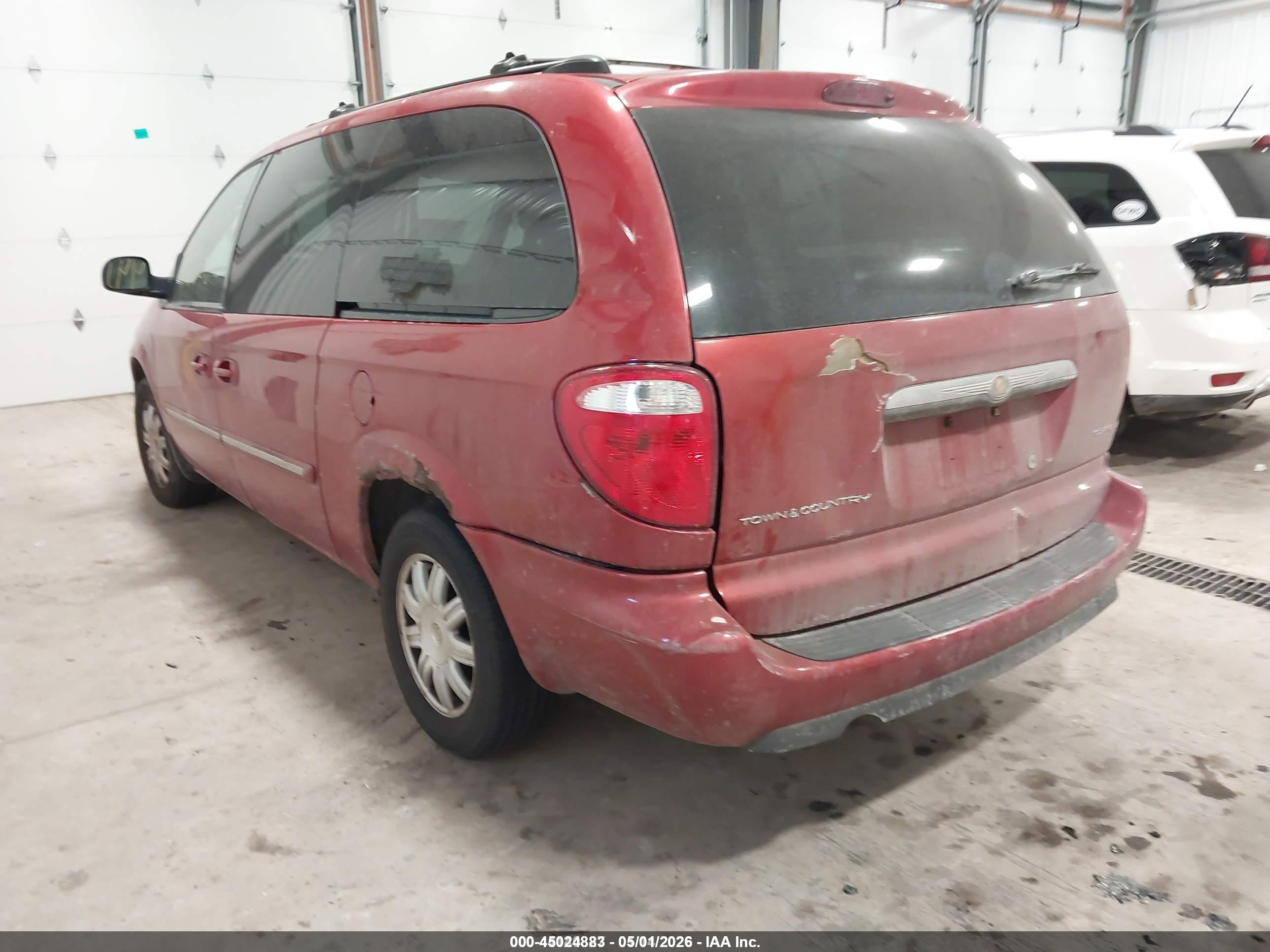 2006 Chrysler Town & Country Touring Red vin: 2A8GP54L56R648114