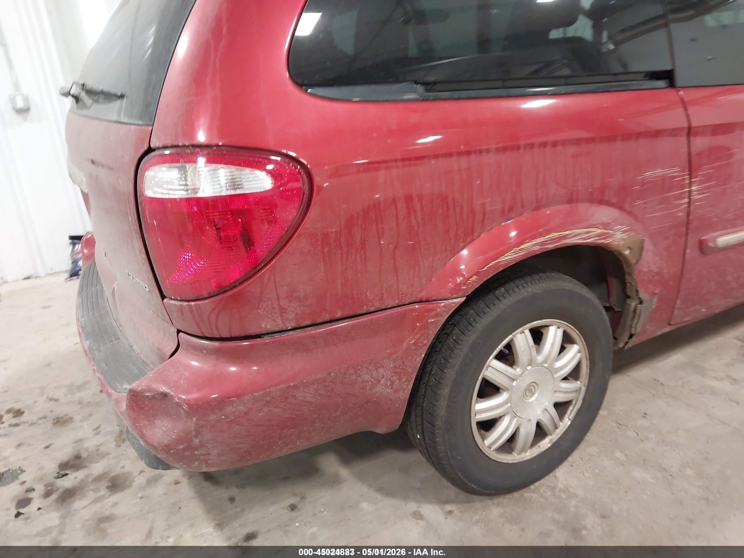 2006 Chrysler Town & Country Touring Red vin: 2A8GP54L56R648114