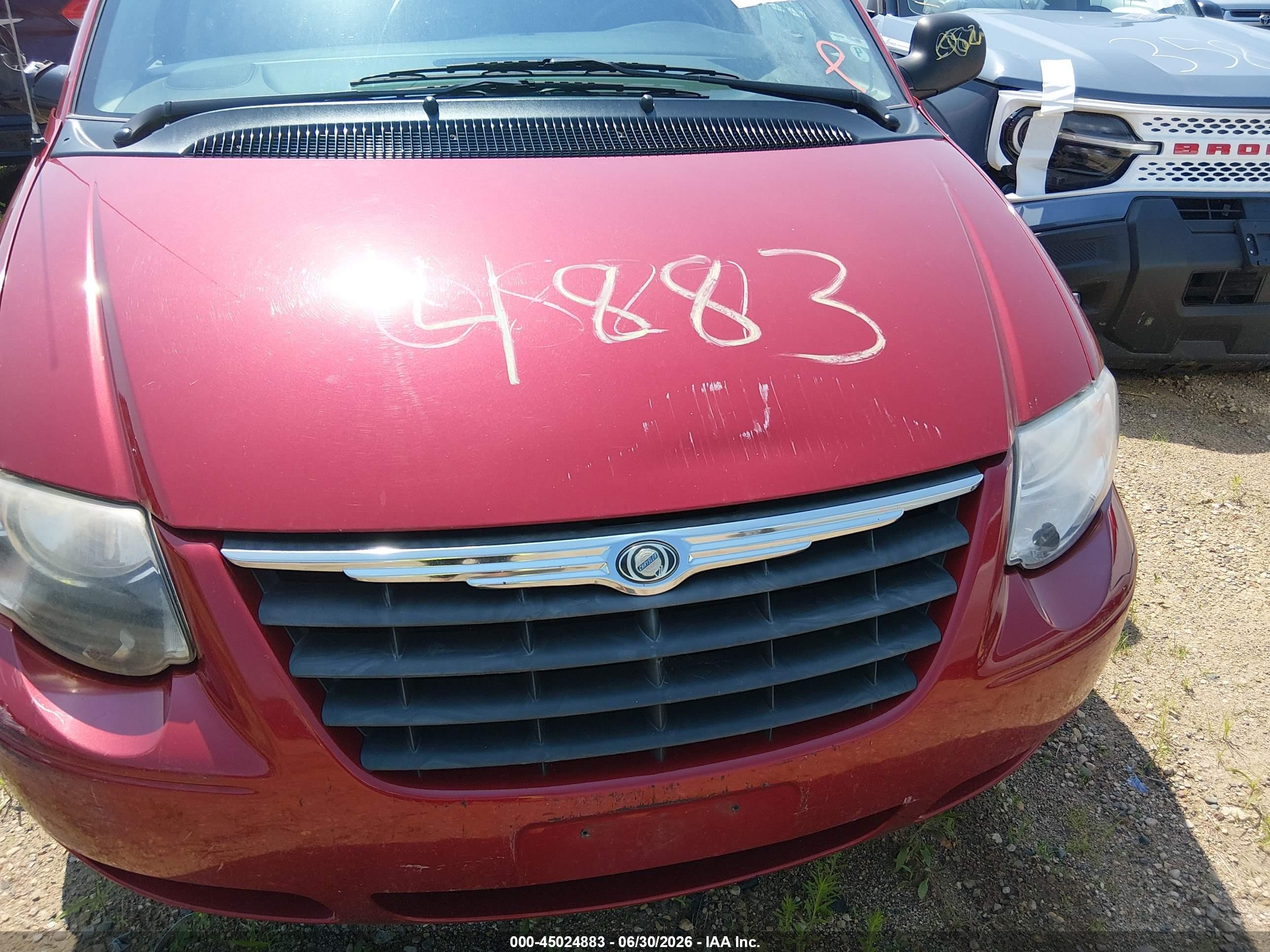 2006 Chrysler Town & Country Touring Red vin: 2A8GP54L56R648114