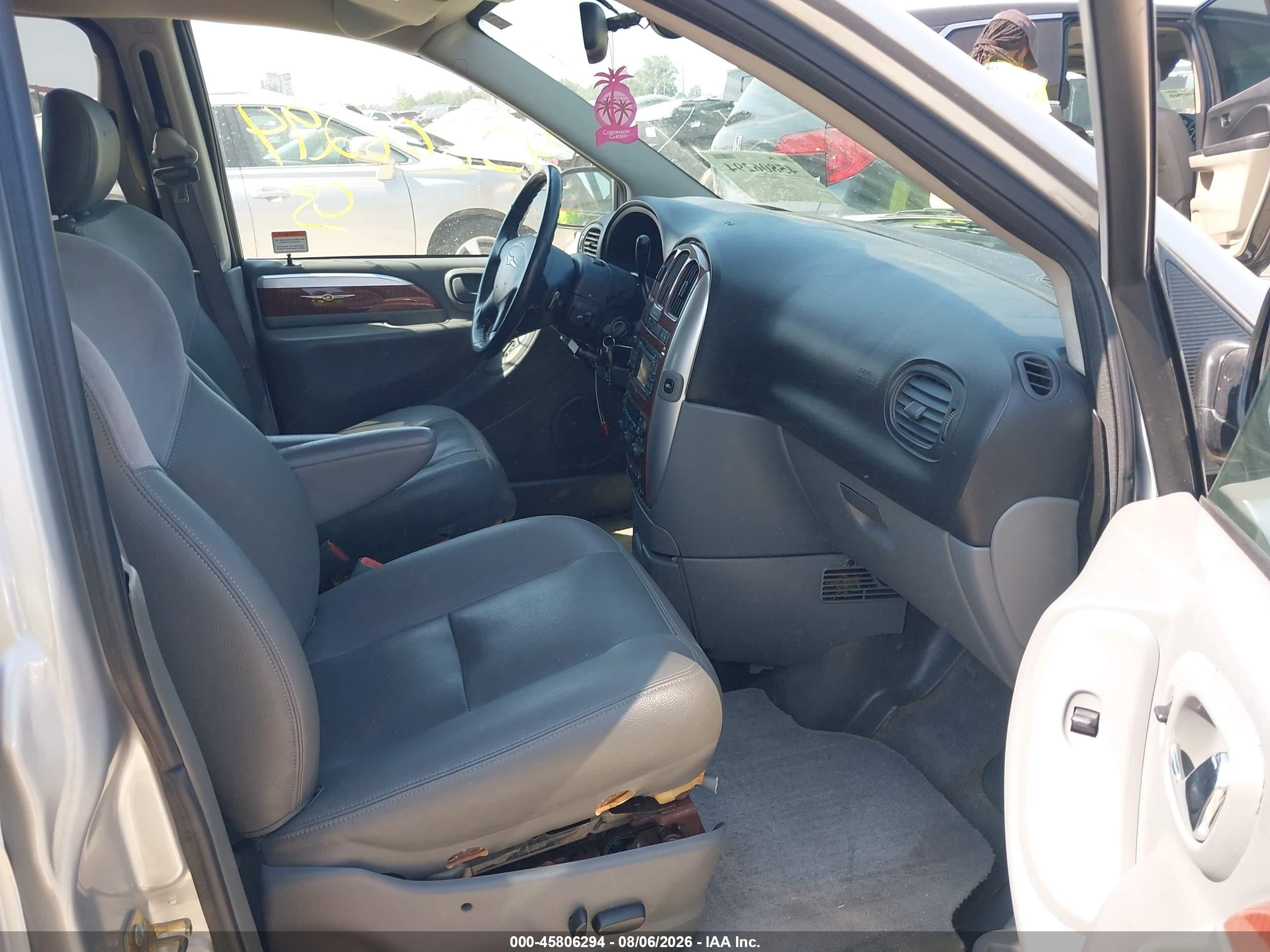 2007 Chrysler Town & Country Limited Silver vin: 2A8GP64L27R172105