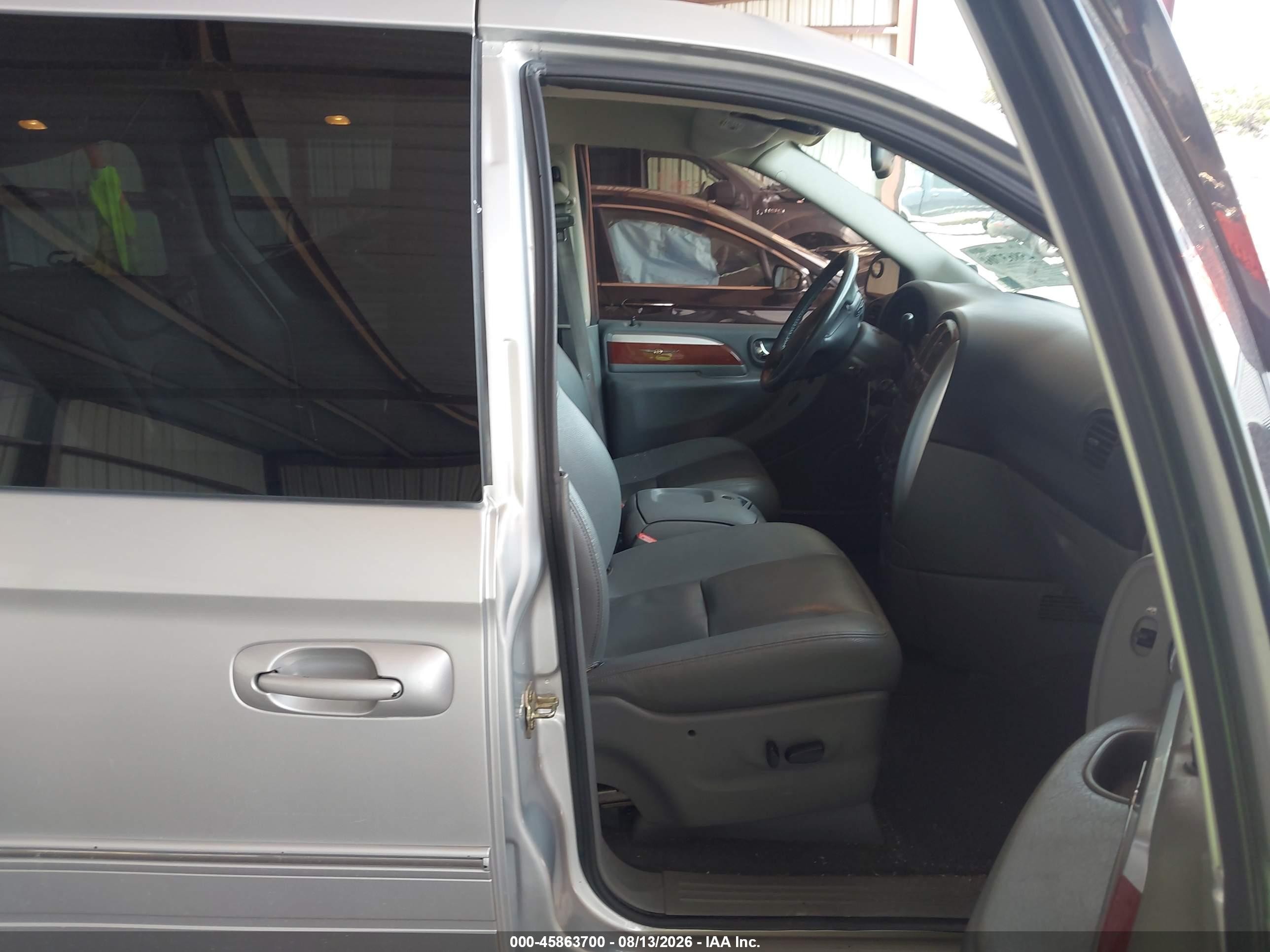 2006 Chrysler Town & Country Limited Silver vin: 2A8GP64L46R684124