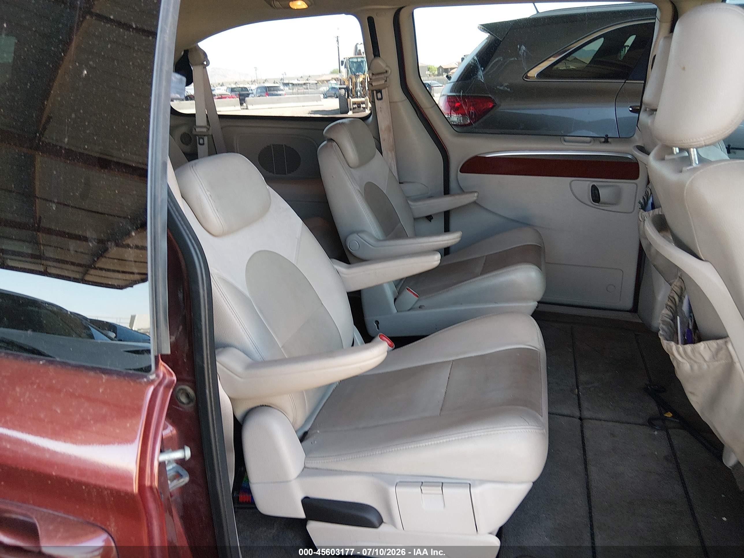 2007 Chrysler Town & Country Limited Red vin: 2A8GP64L57R359564