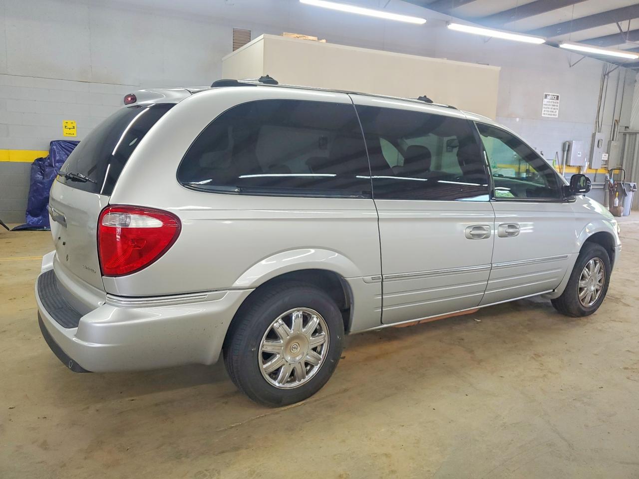 2006 Chrysler Town & Country Limited Silver vin: 2A8GP64L66R619968