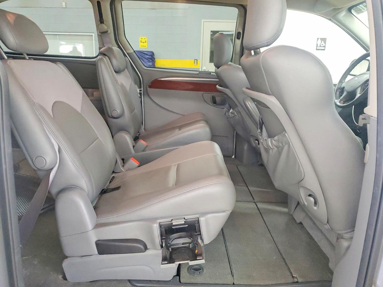 2006 Chrysler Town & Country Limited Silver vin: 2A8GP64L66R619968