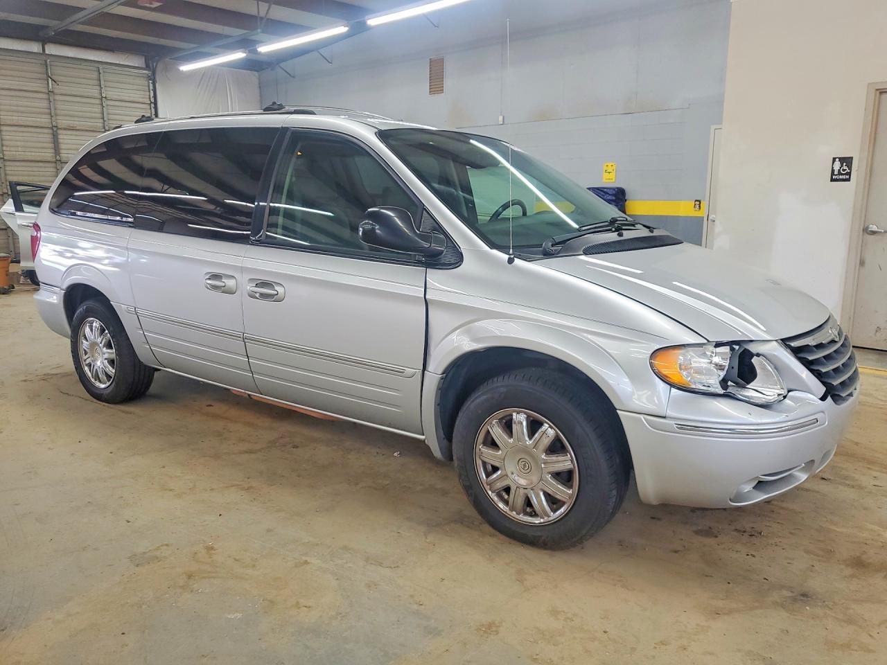 2006 Chrysler Town & Country Limited Silver vin: 2A8GP64L66R619968