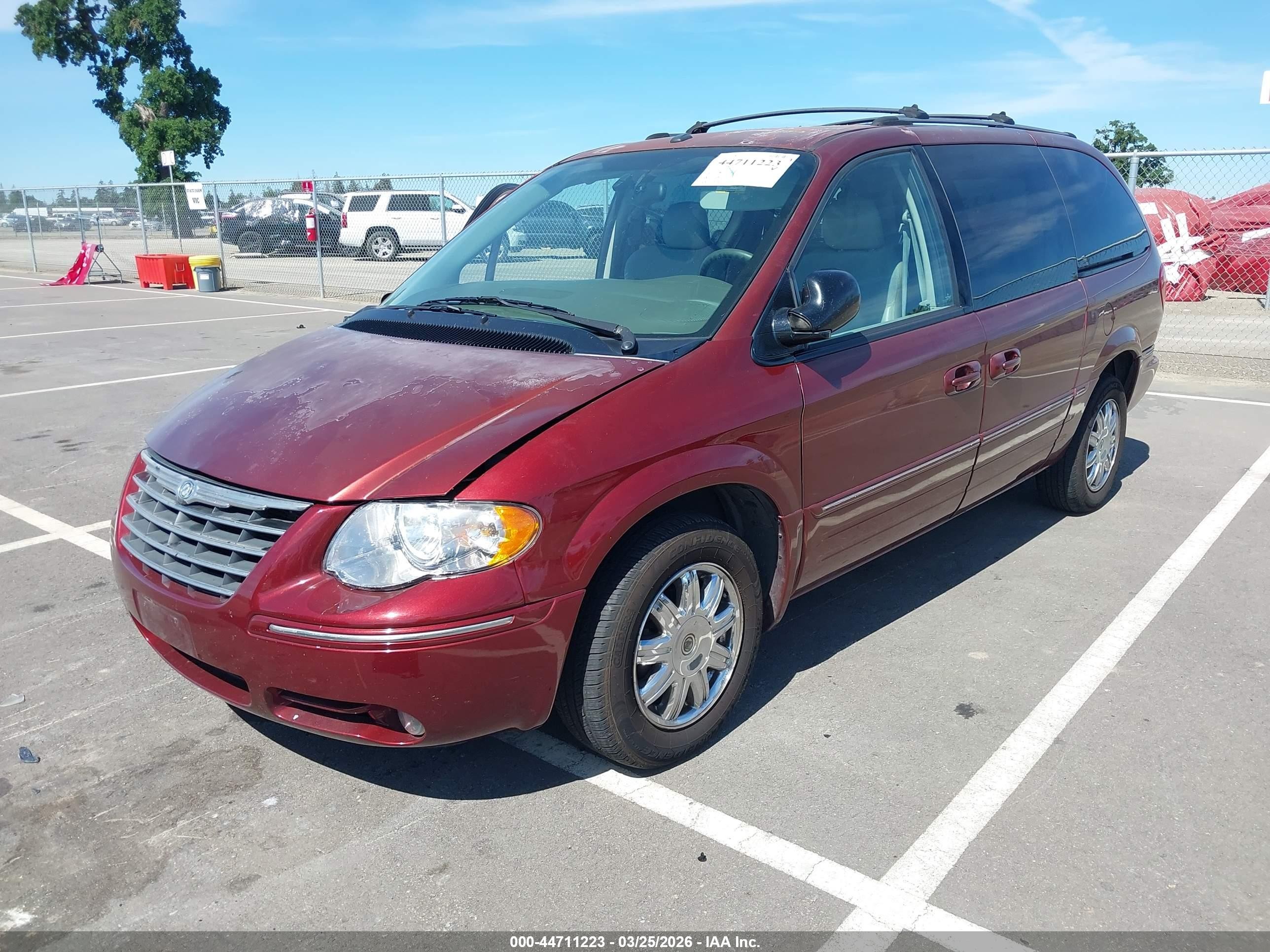 2007 Chrysler Town & Country Limited Red vin: 2A8GP64L77R144199