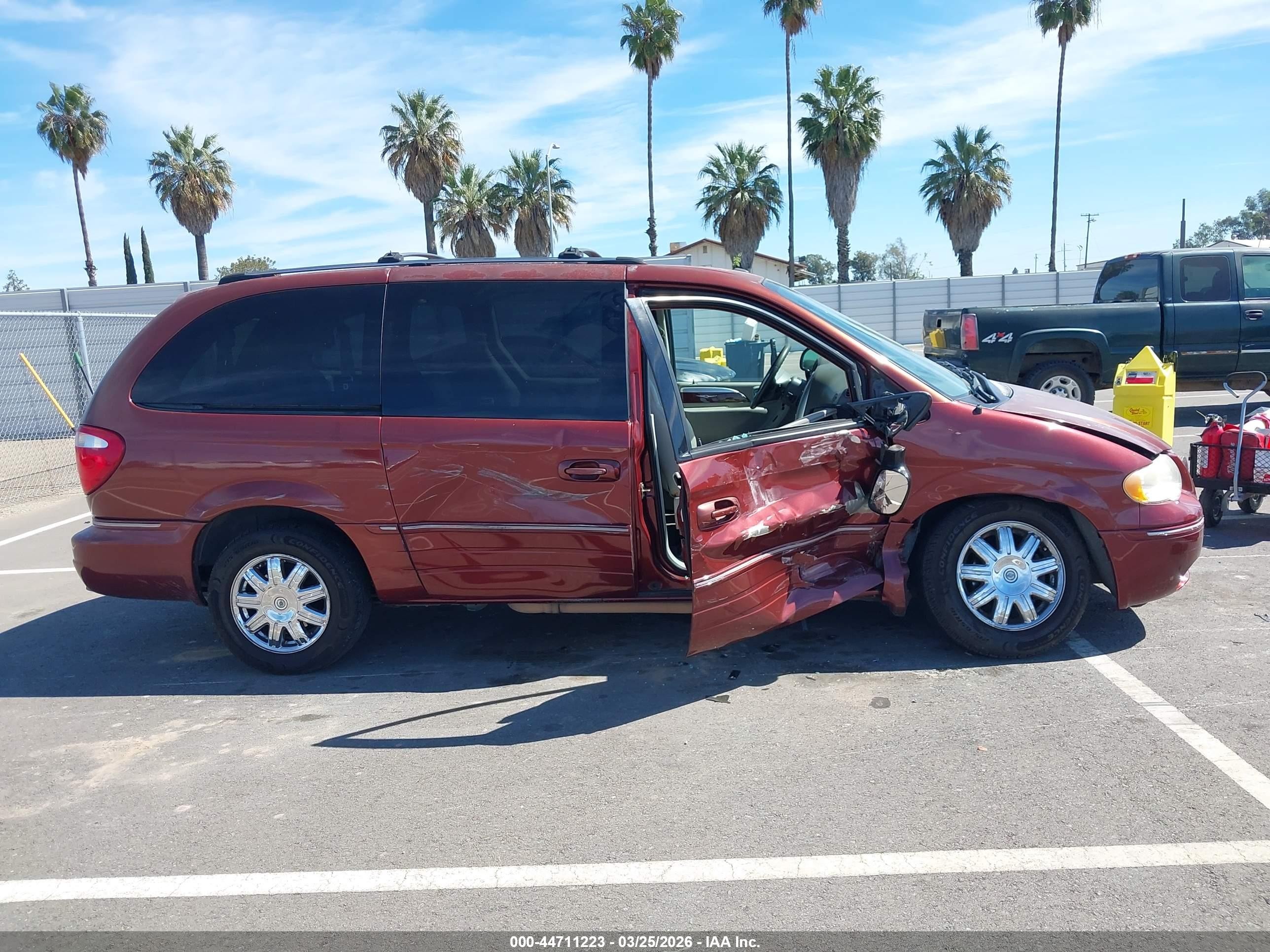 2007 Chrysler Town & Country Limited Red vin: 2A8GP64L77R144199