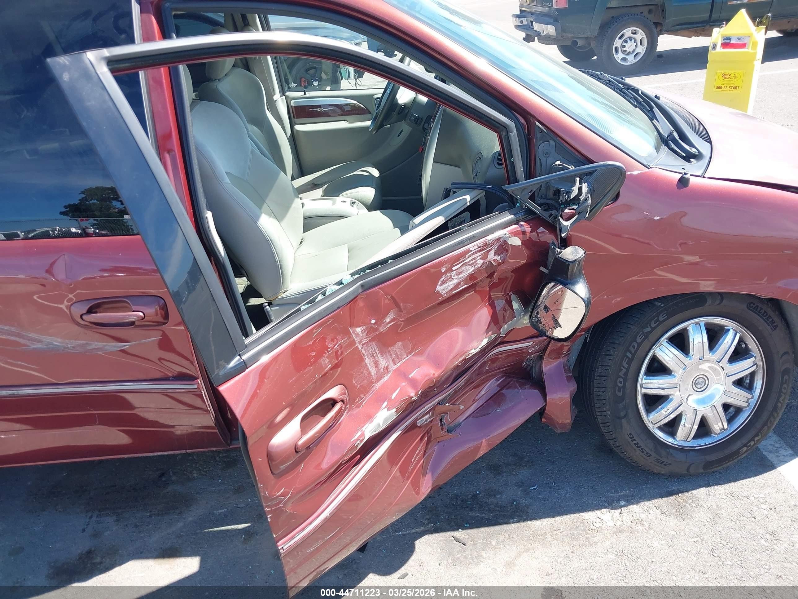 2007 Chrysler Town & Country Limited Red vin: 2A8GP64L77R144199