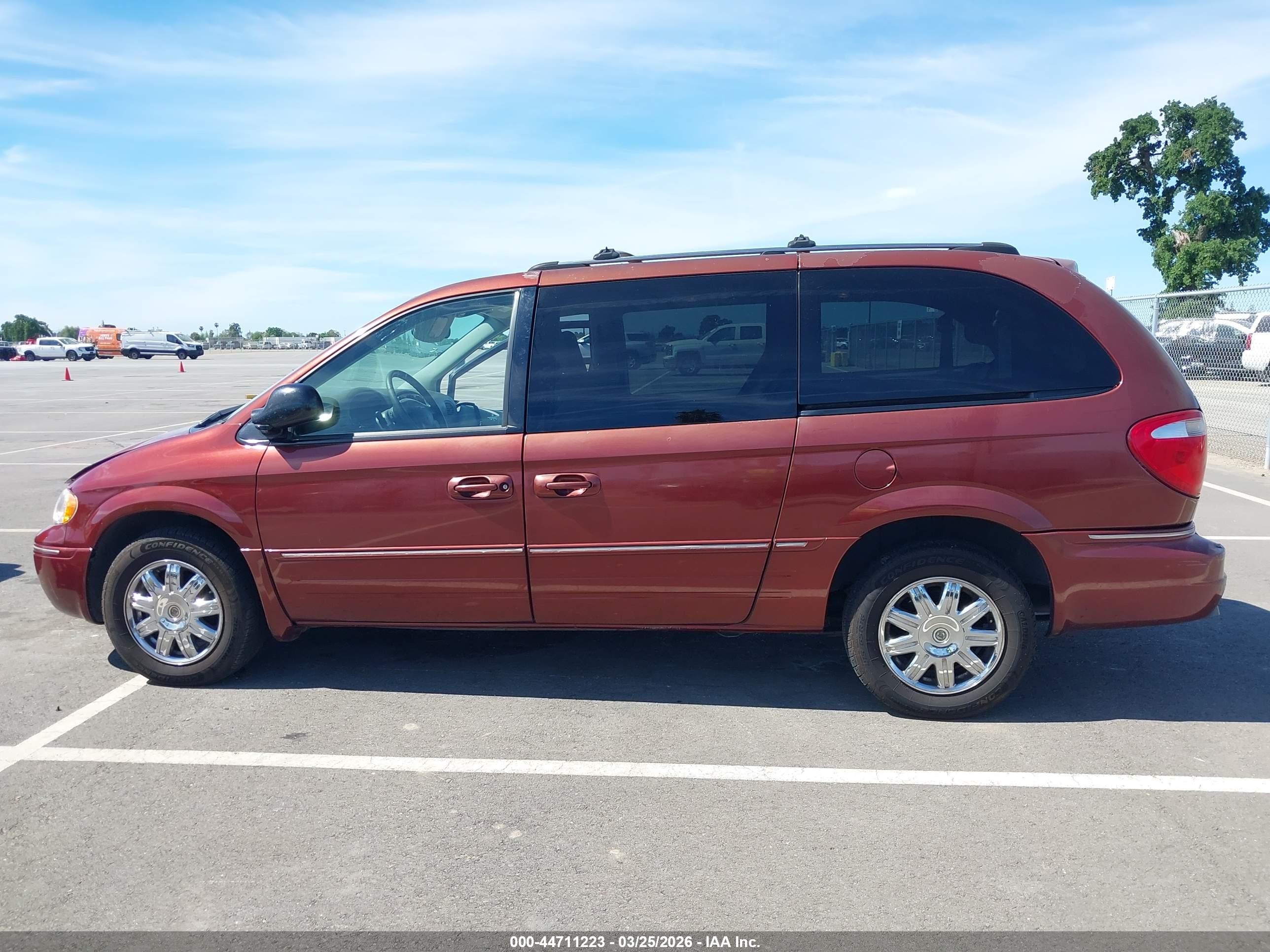 2007 Chrysler Town & Country Limited Red vin: 2A8GP64L77R144199
