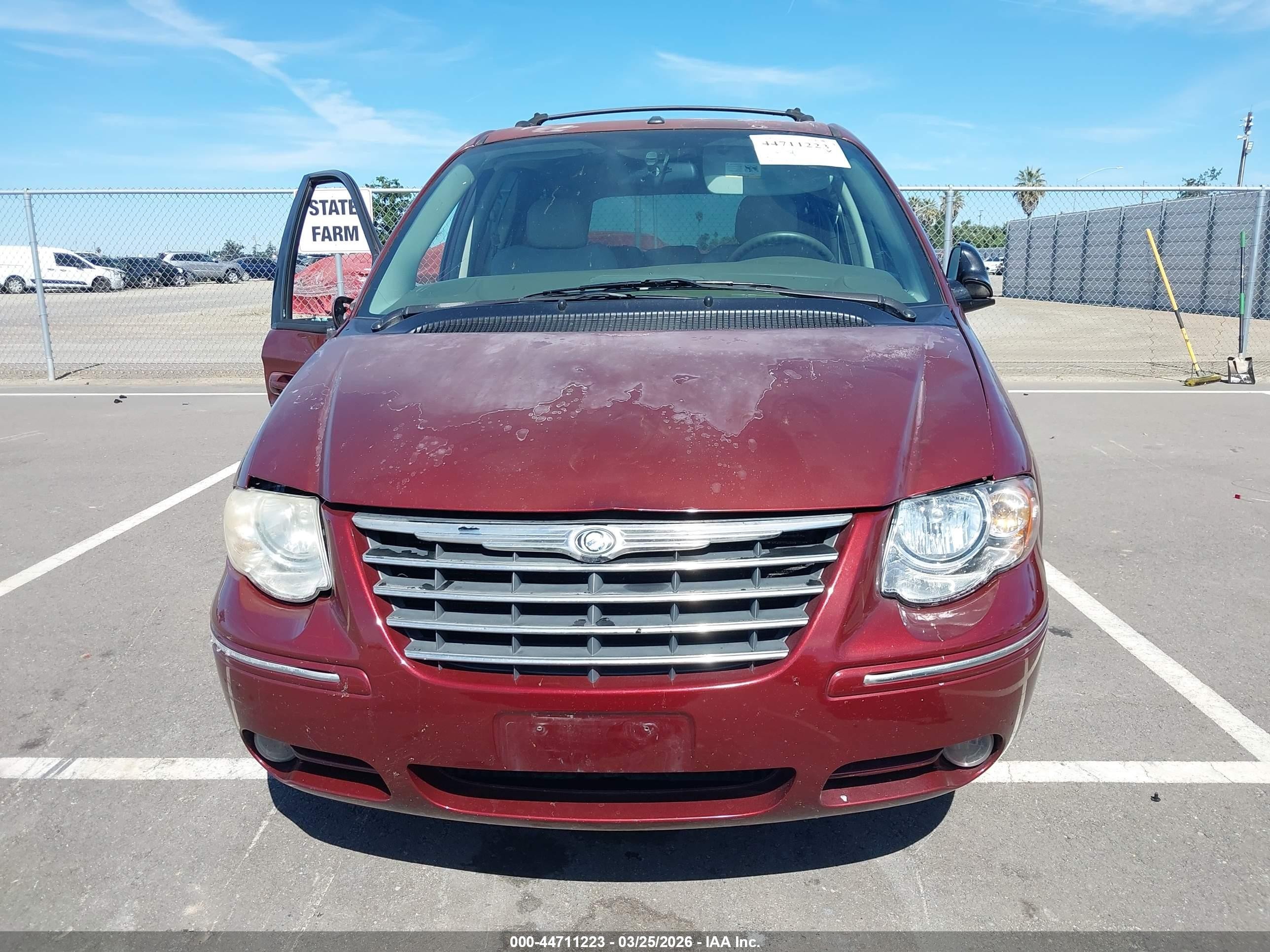 2007 Chrysler Town & Country Limited Red vin: 2A8GP64L77R144199