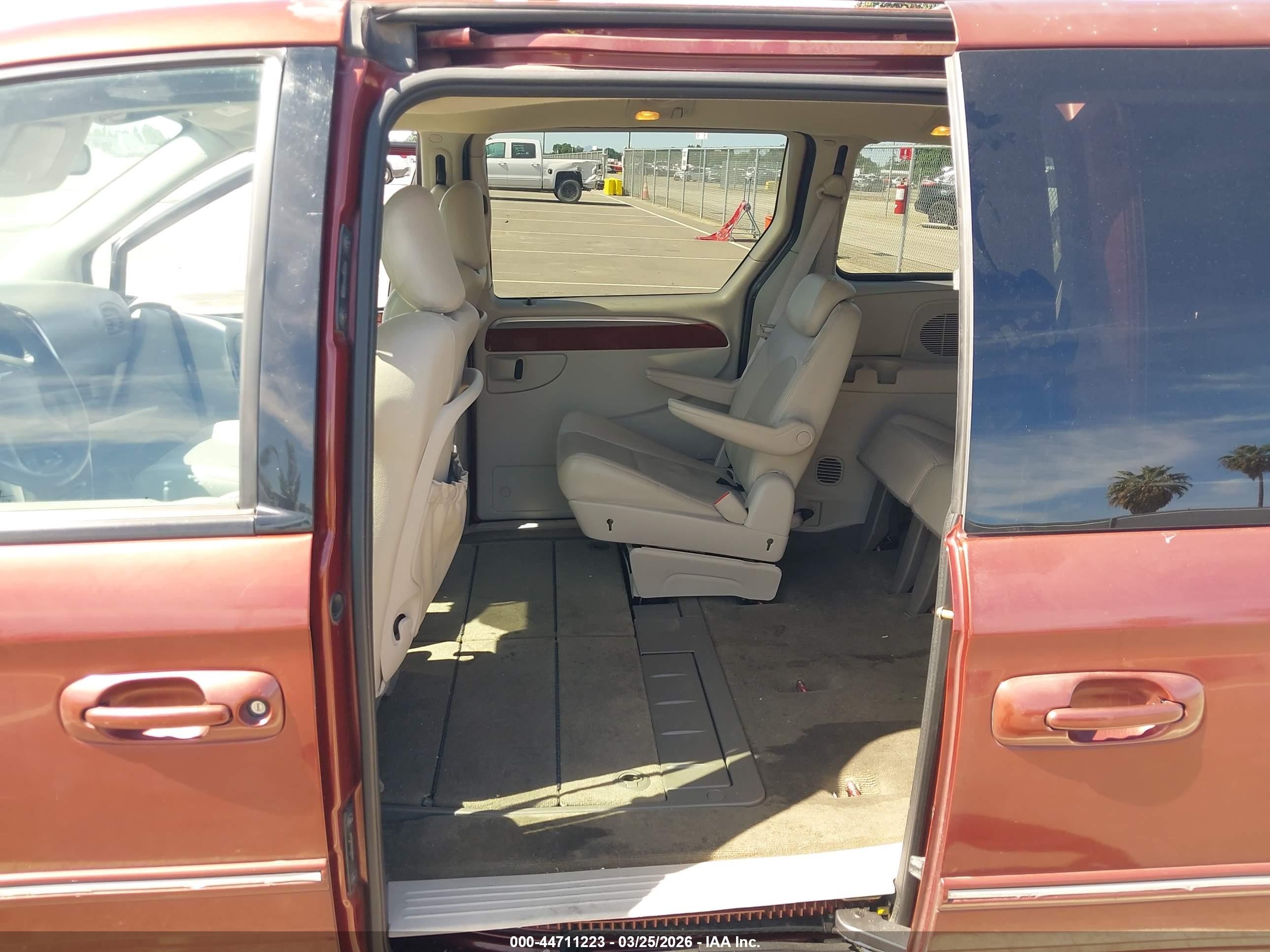 2007 Chrysler Town & Country Limited Red vin: 2A8GP64L77R144199