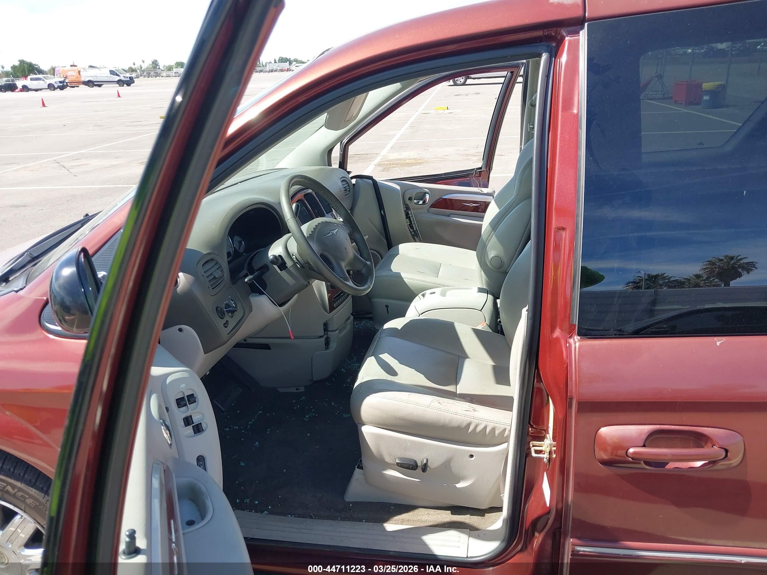 2007 Chrysler Town & Country Limited Red vin: 2A8GP64L77R144199
