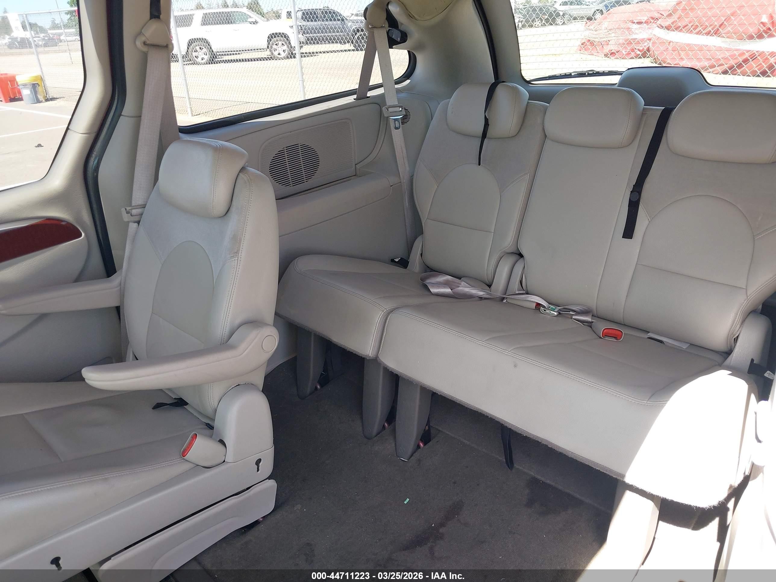 2007 Chrysler Town & Country Limited Red vin: 2A8GP64L77R144199