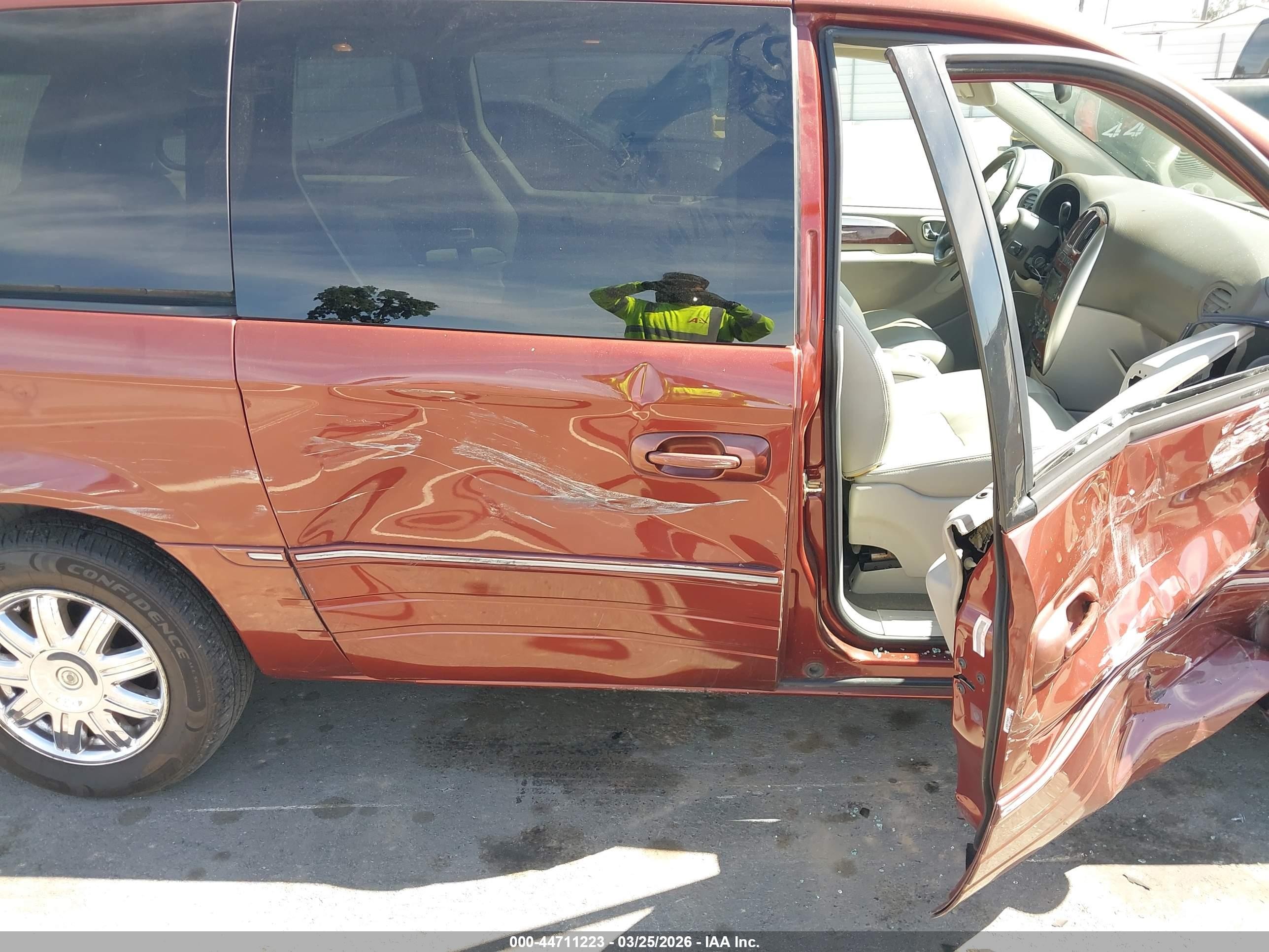 2007 Chrysler Town & Country Limited Red vin: 2A8GP64L77R144199