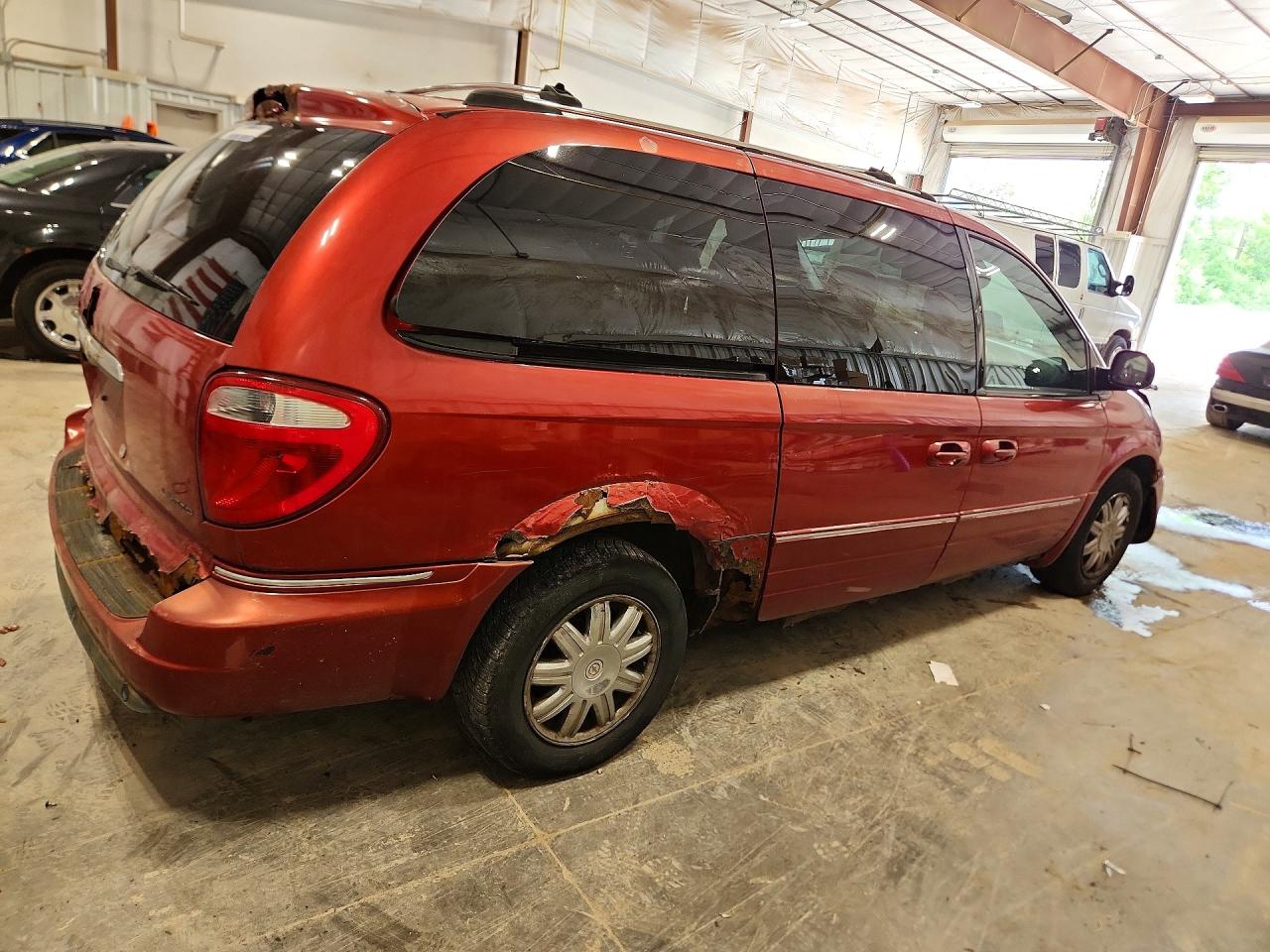 2006 Chrysler Town & Country Limited Red vin: 2A8GP64LX6R708541