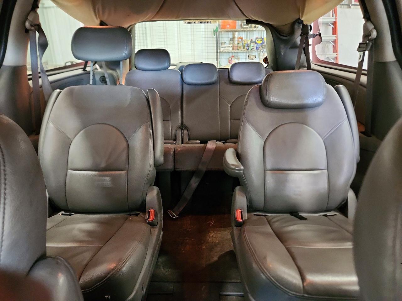 2006 Chrysler Town & Country Limited Red vin: 2A8GP64LX6R708541
