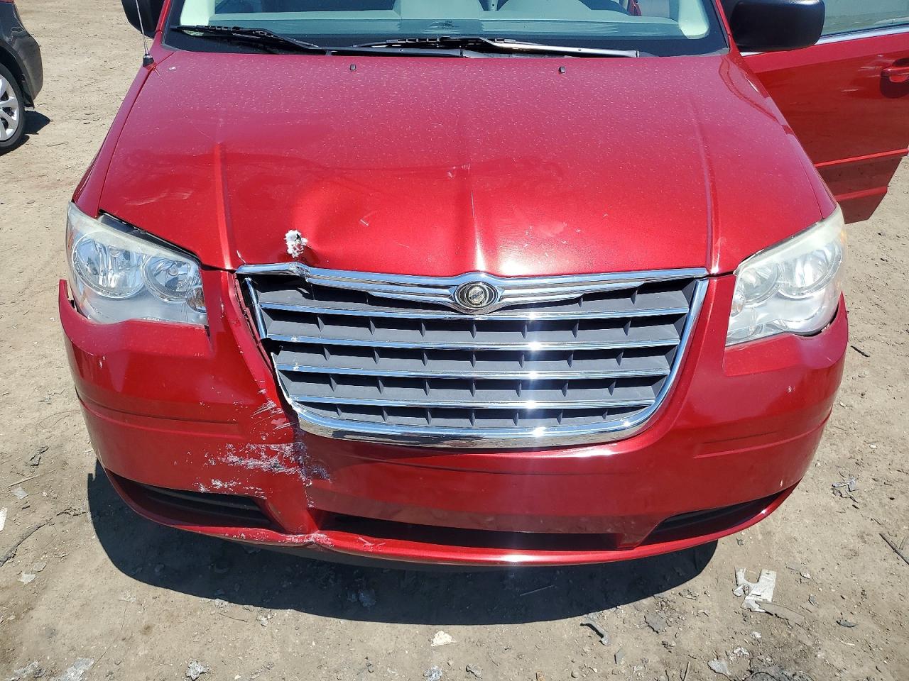2009 Chrysler Town & Country Lx Red vin: 2A8HR44E09R529966