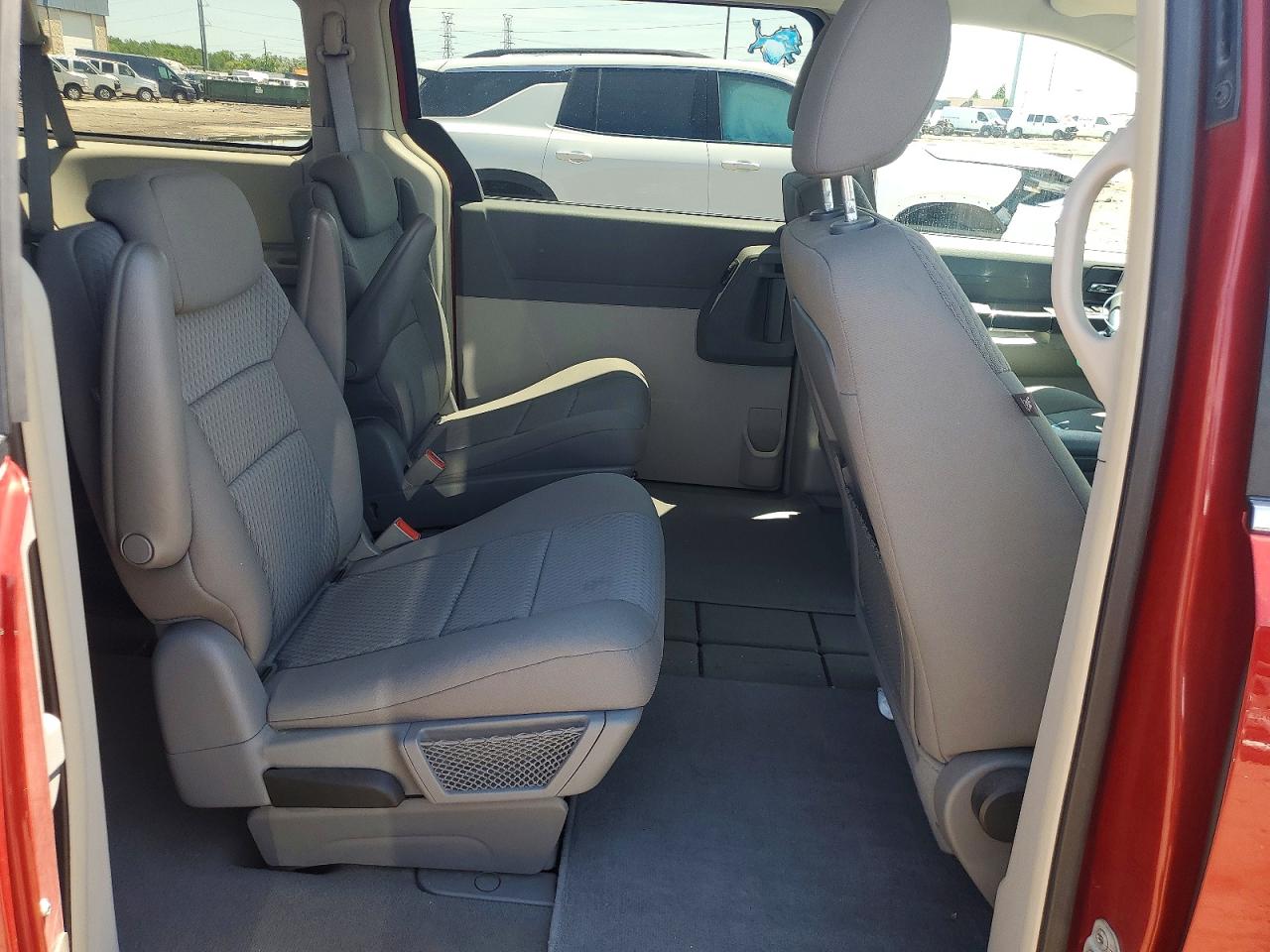 2009 Chrysler Town & Country Lx Red vin: 2A8HR44E09R529966