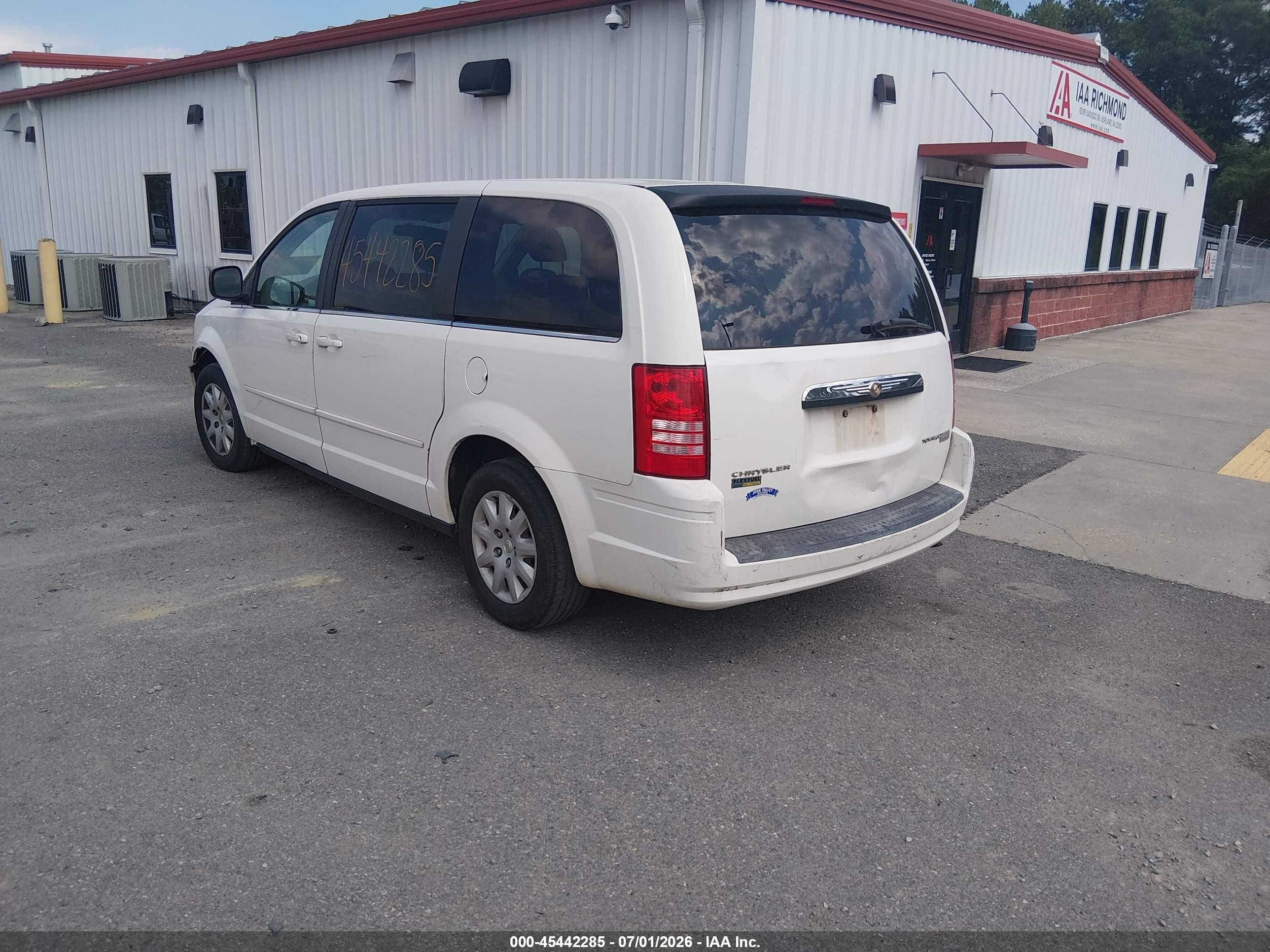 2009 Chrysler Town & Country Lx White vin: 2A8HR44E09R656541