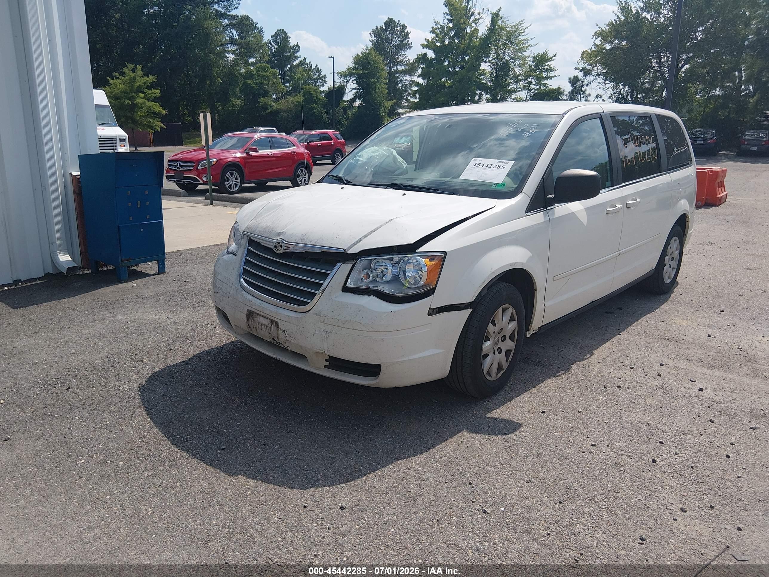 2009 Chrysler Town & Country Lx White vin: 2A8HR44E09R656541