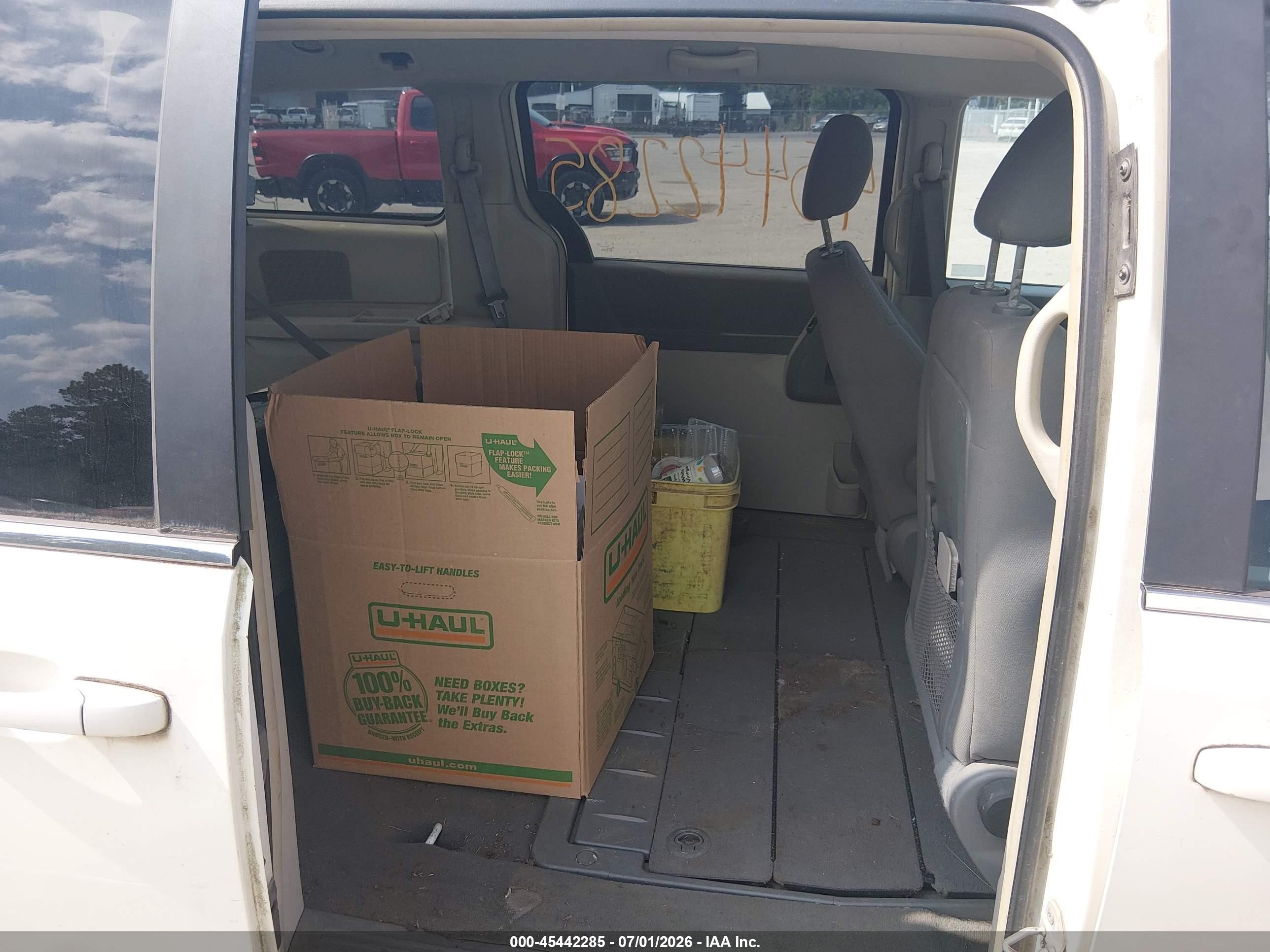 2009 Chrysler Town & Country Lx White vin: 2A8HR44E09R656541