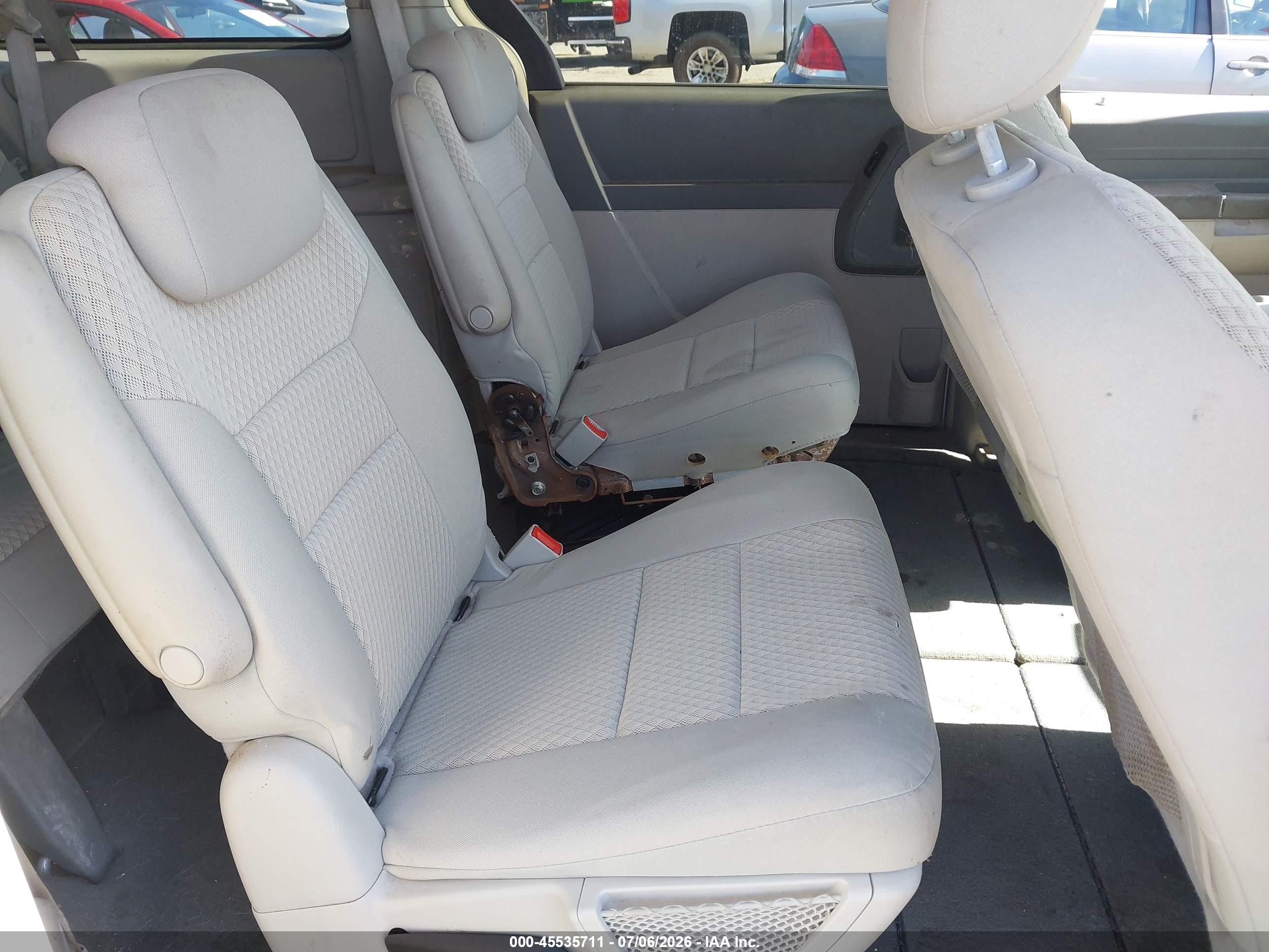 2009 Chrysler Town & Country Lx Silver vin: 2A8HR44E19R573488
