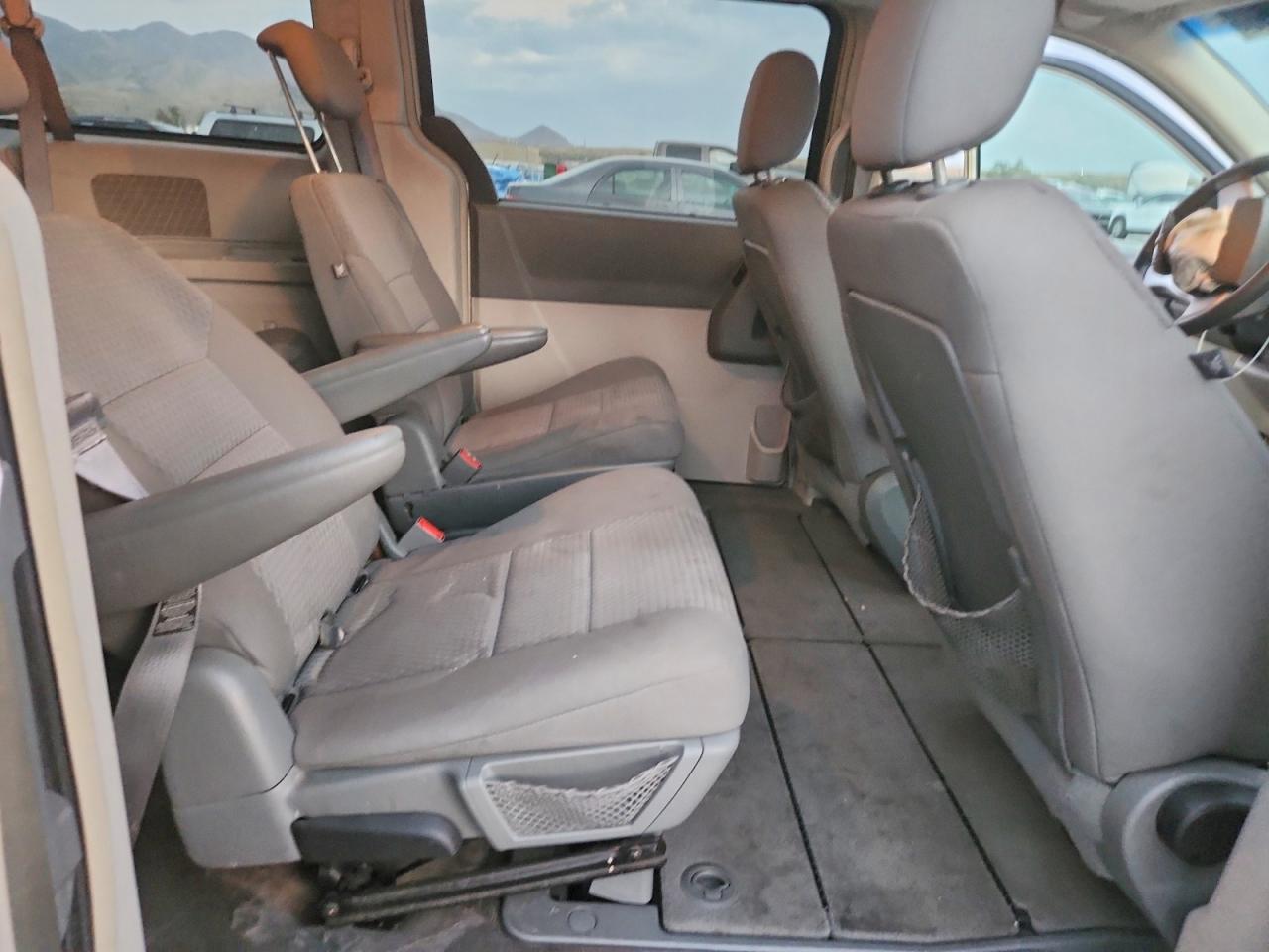 2009 Chrysler Town & Country Lx Tan vin: 2A8HR44E29R516054