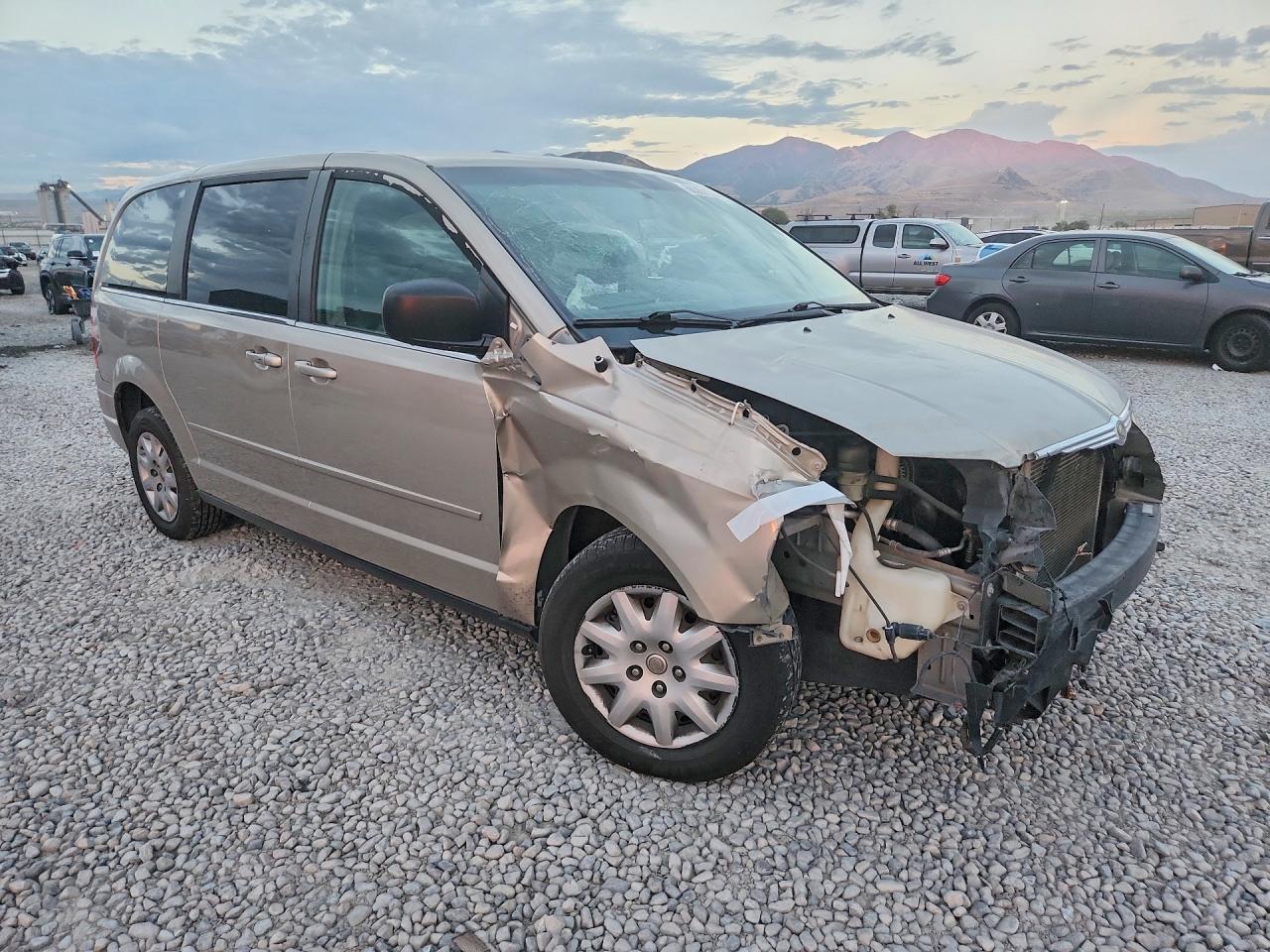 2009 Chrysler Town & Country Lx Tan vin: 2A8HR44E29R516054