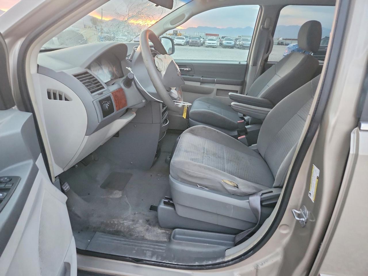 2009 Chrysler Town & Country Lx Tan vin: 2A8HR44E29R516054