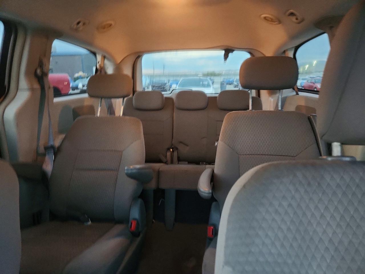 2009 Chrysler Town & Country Lx Tan vin: 2A8HR44E29R516054