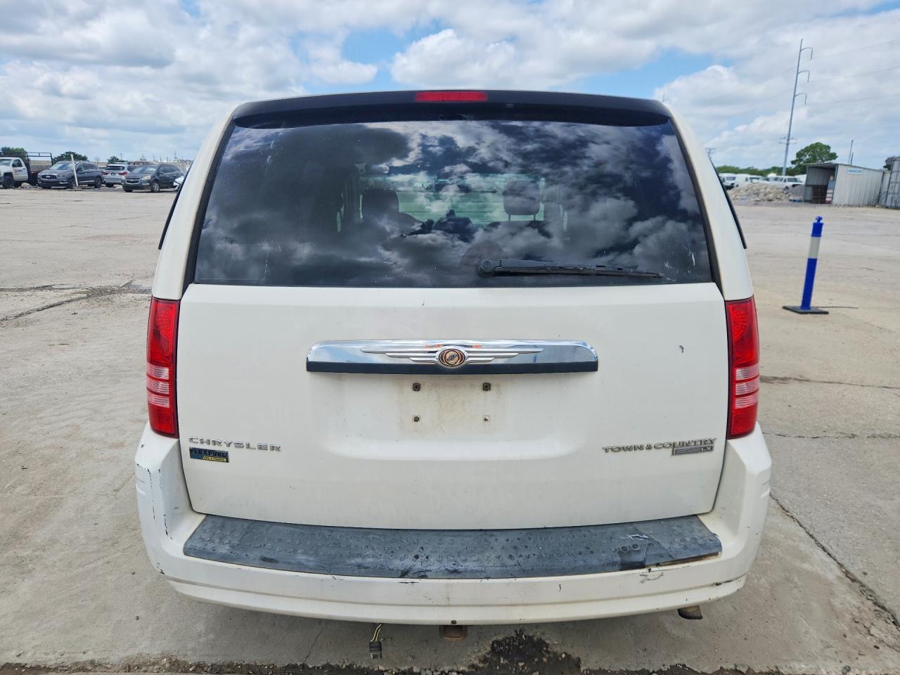 2009 Chrysler Town & Country Lx White vin: 2A8HR44E29R655973