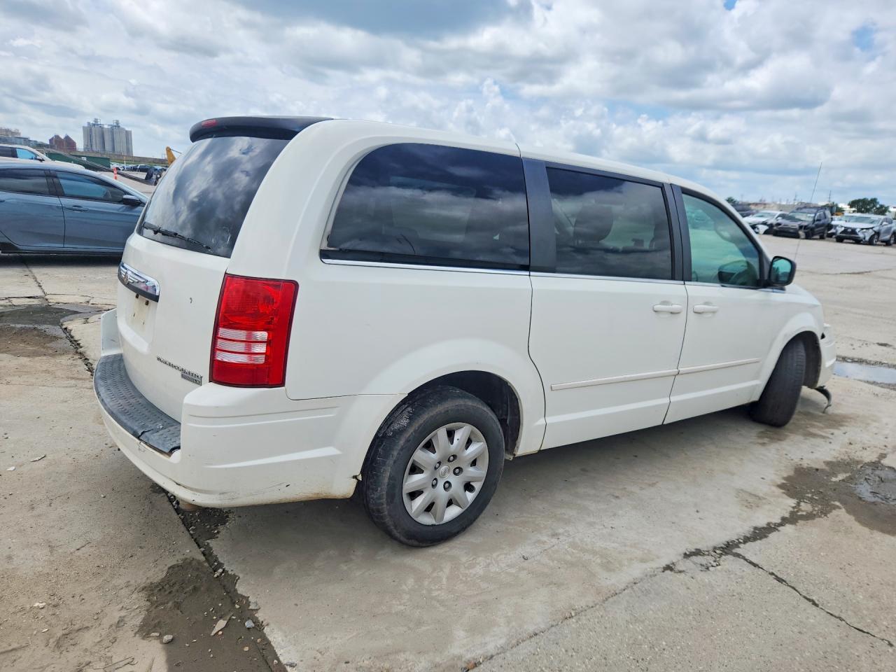 2009 Chrysler Town & Country Lx White vin: 2A8HR44E29R655973