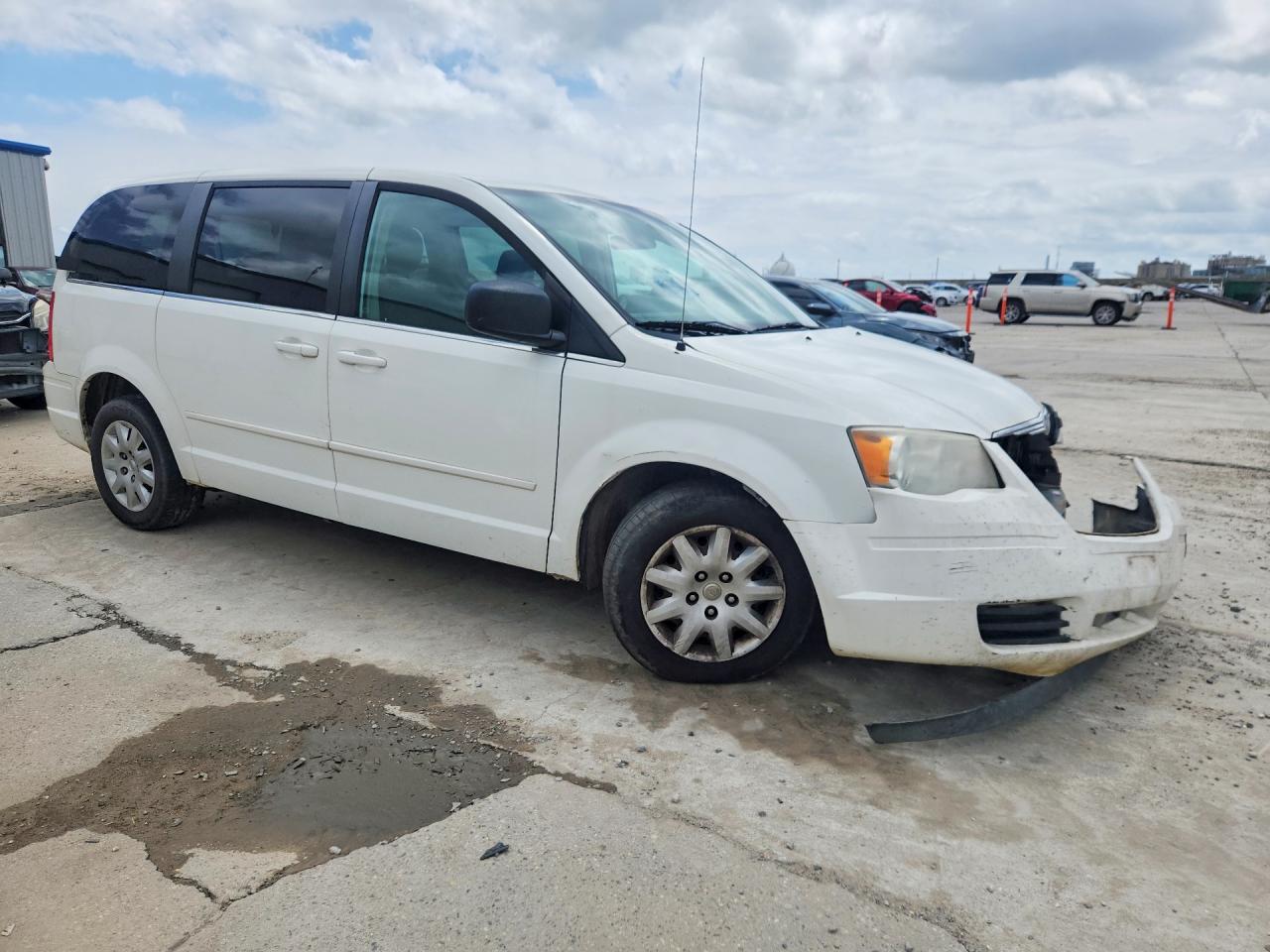 2009 Chrysler Town & Country Lx White vin: 2A8HR44E29R655973
