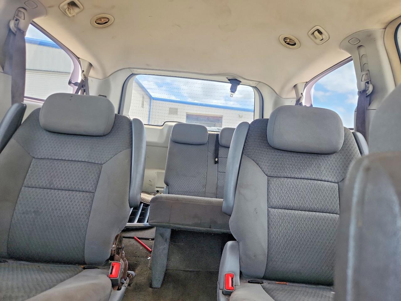 2009 Chrysler Town & Country Lx White vin: 2A8HR44E29R655973